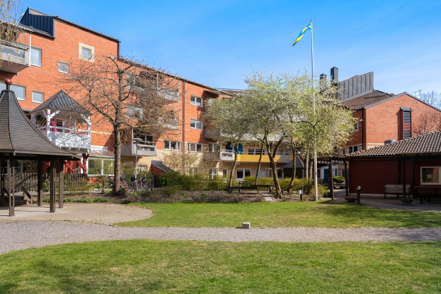 Gården med pergola och tvättstuga