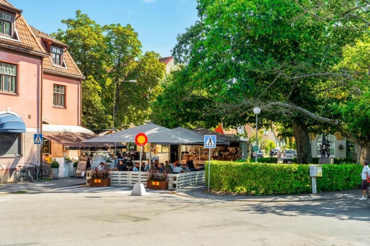 Omtyckt uteservering invid Triangelparken