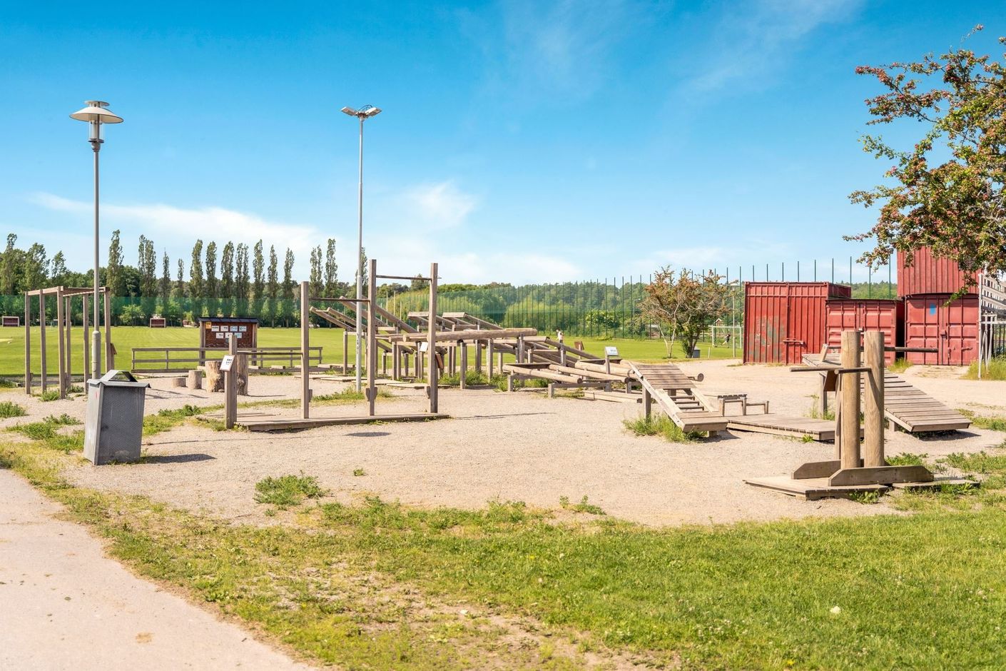 Skarpnäcks utegym intill bollplanen