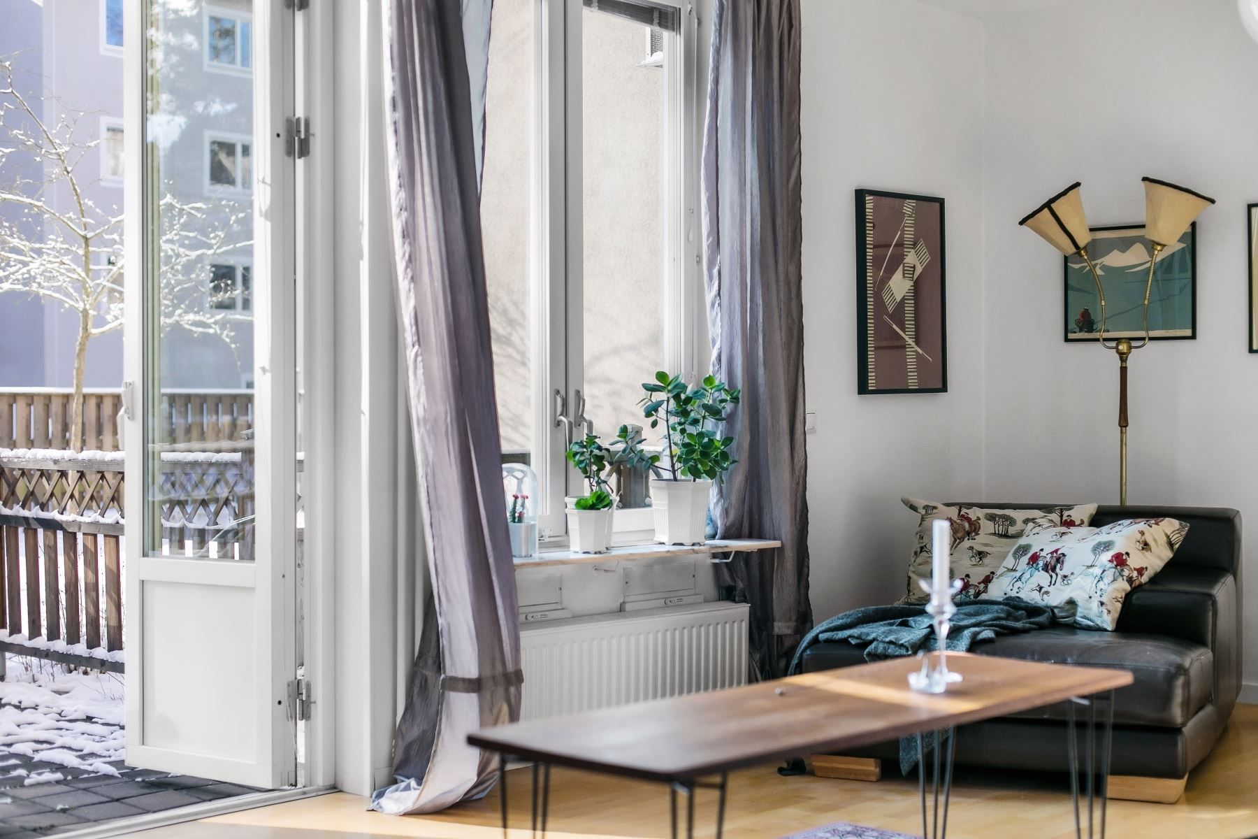 Vardagsrum med utgång till uteplats