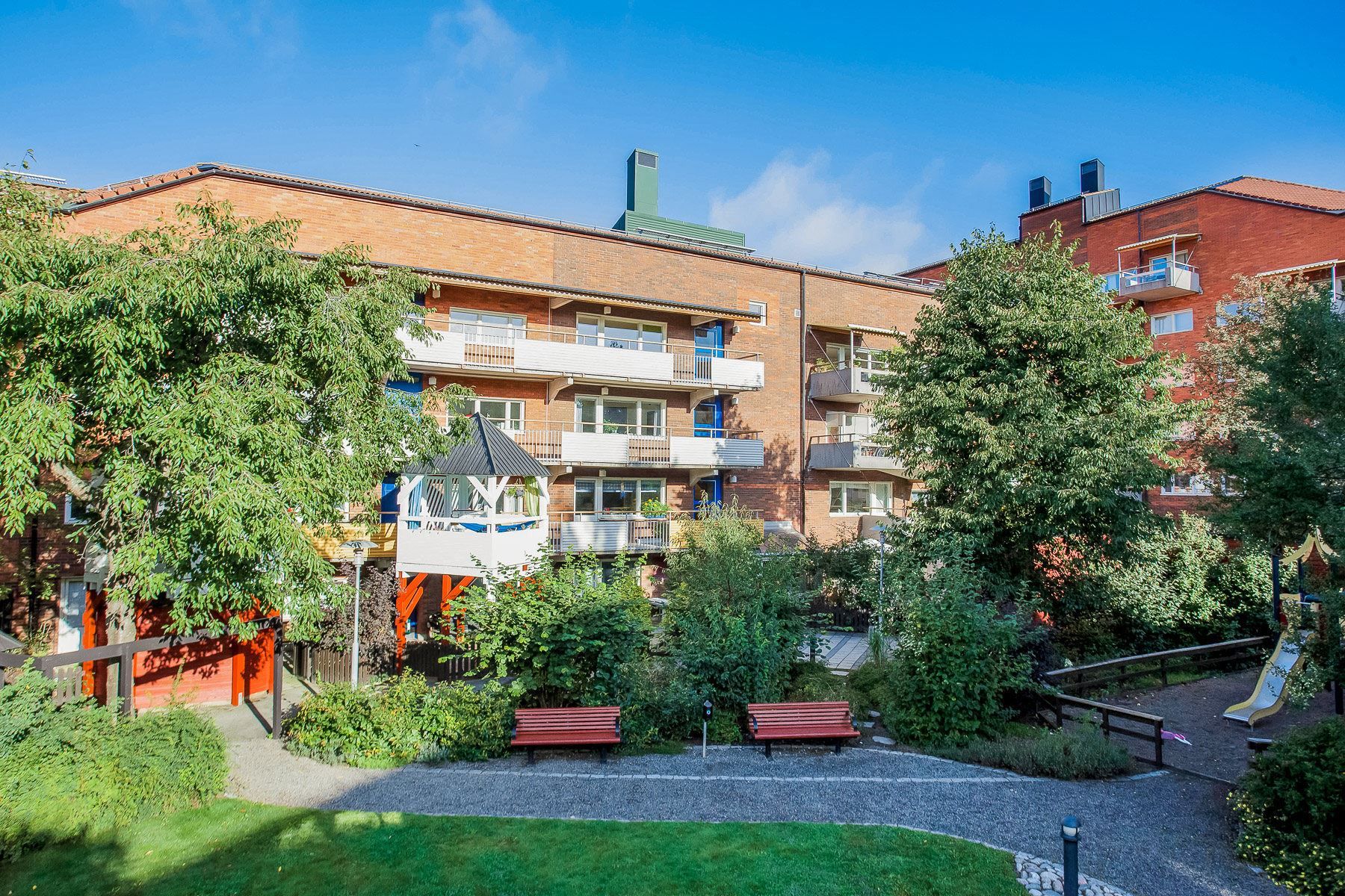 Lummig innergård sommartid