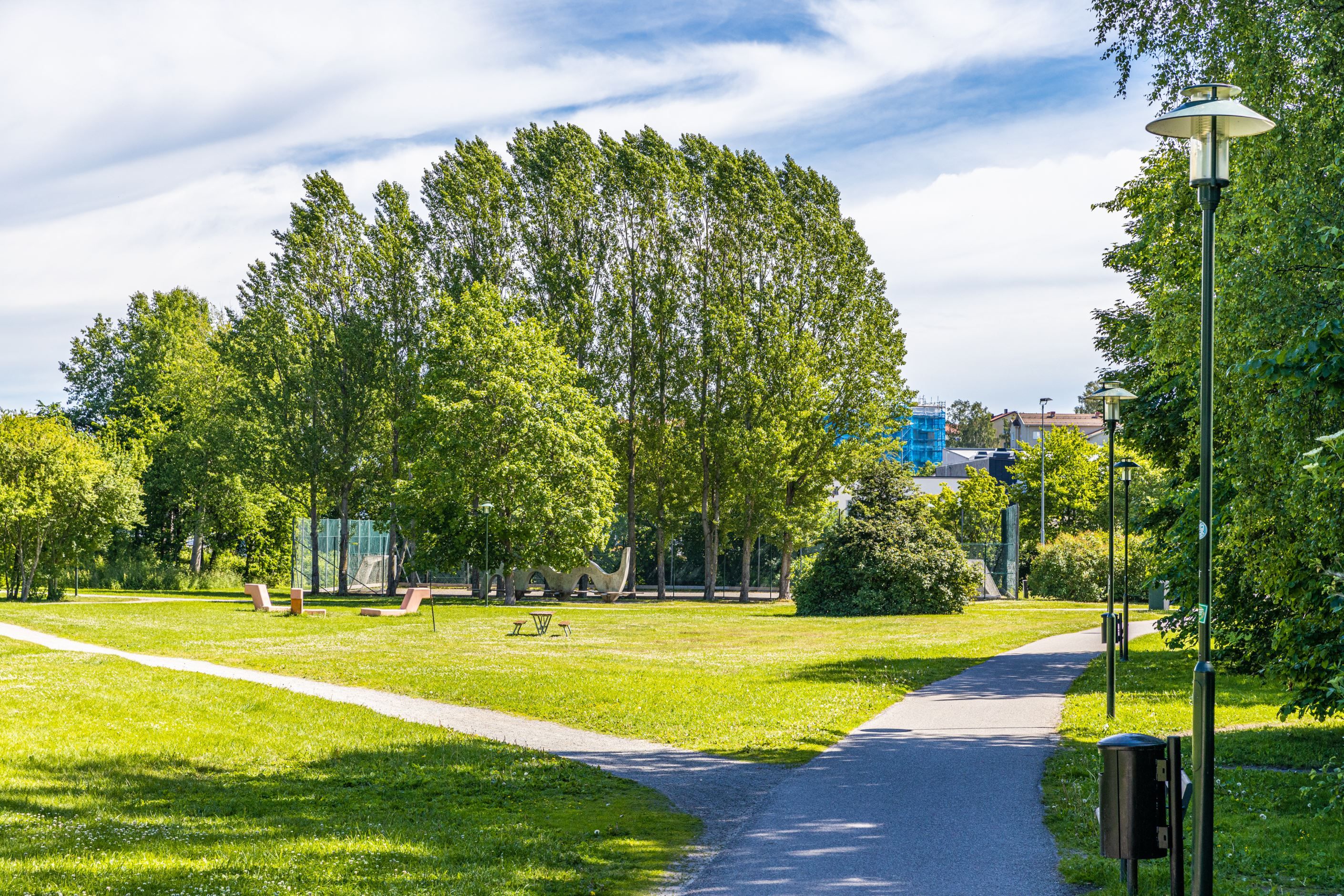 Del av Blåsutparken med utegym runt hörnet