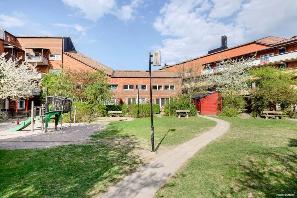 Lummig och barnvänlig innergård