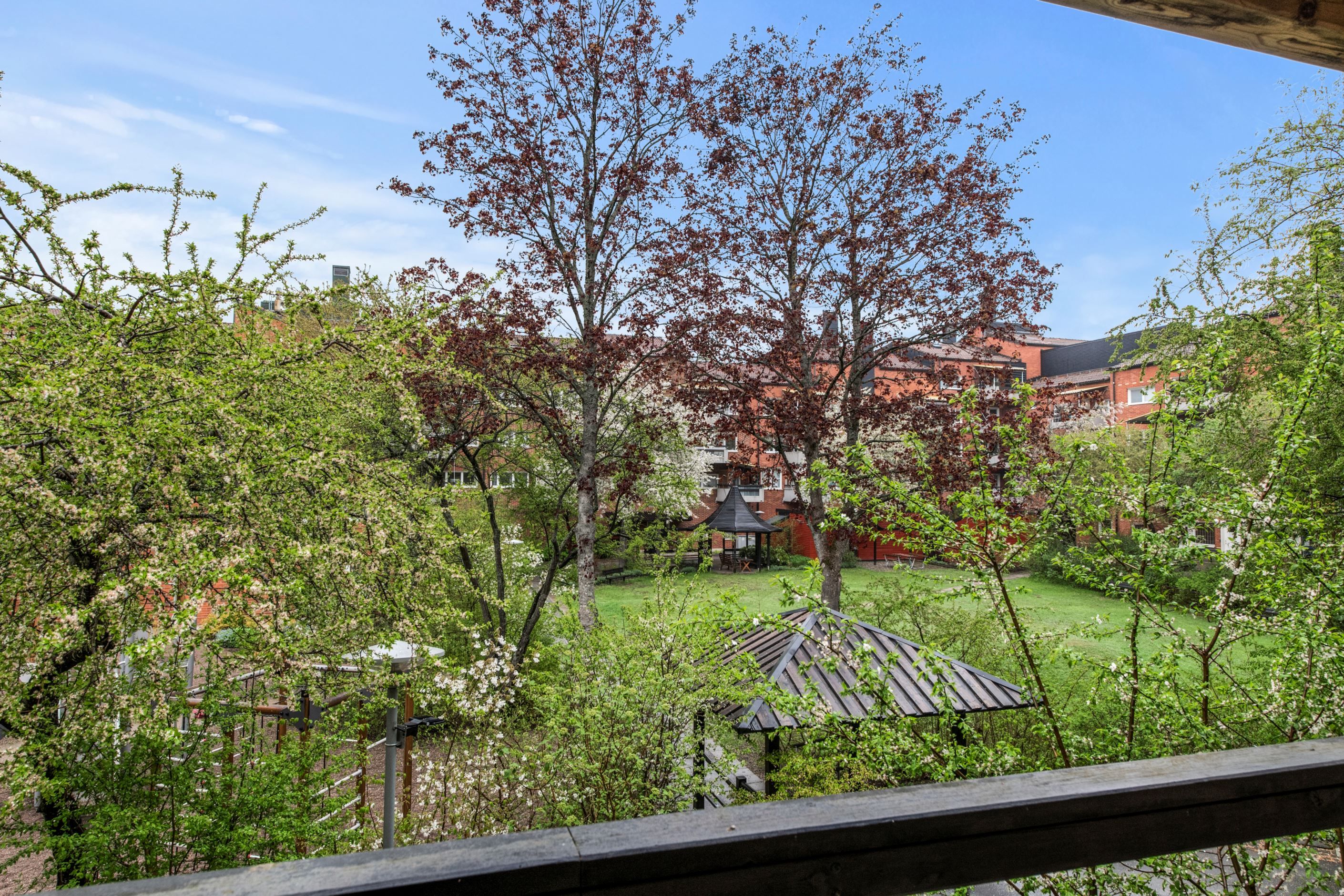 Vy från loftgången mot innergården