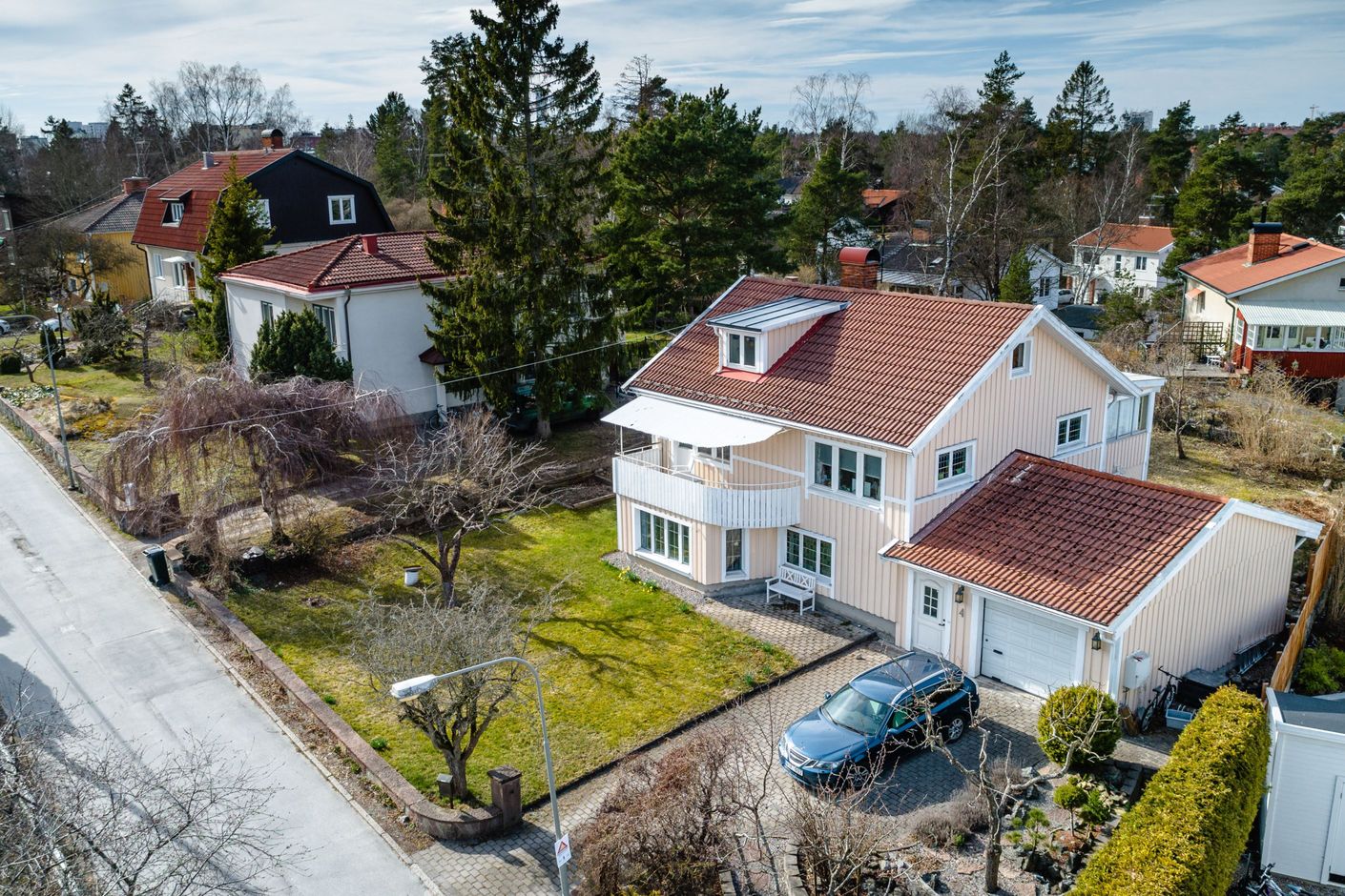 Framsidan och garaget