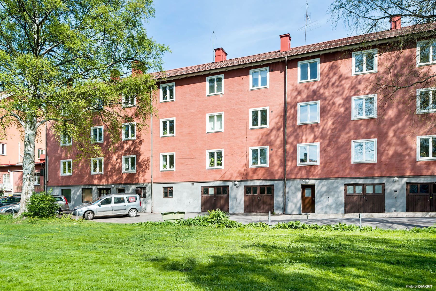 Fasad och föreningsbaksida mot allmänning