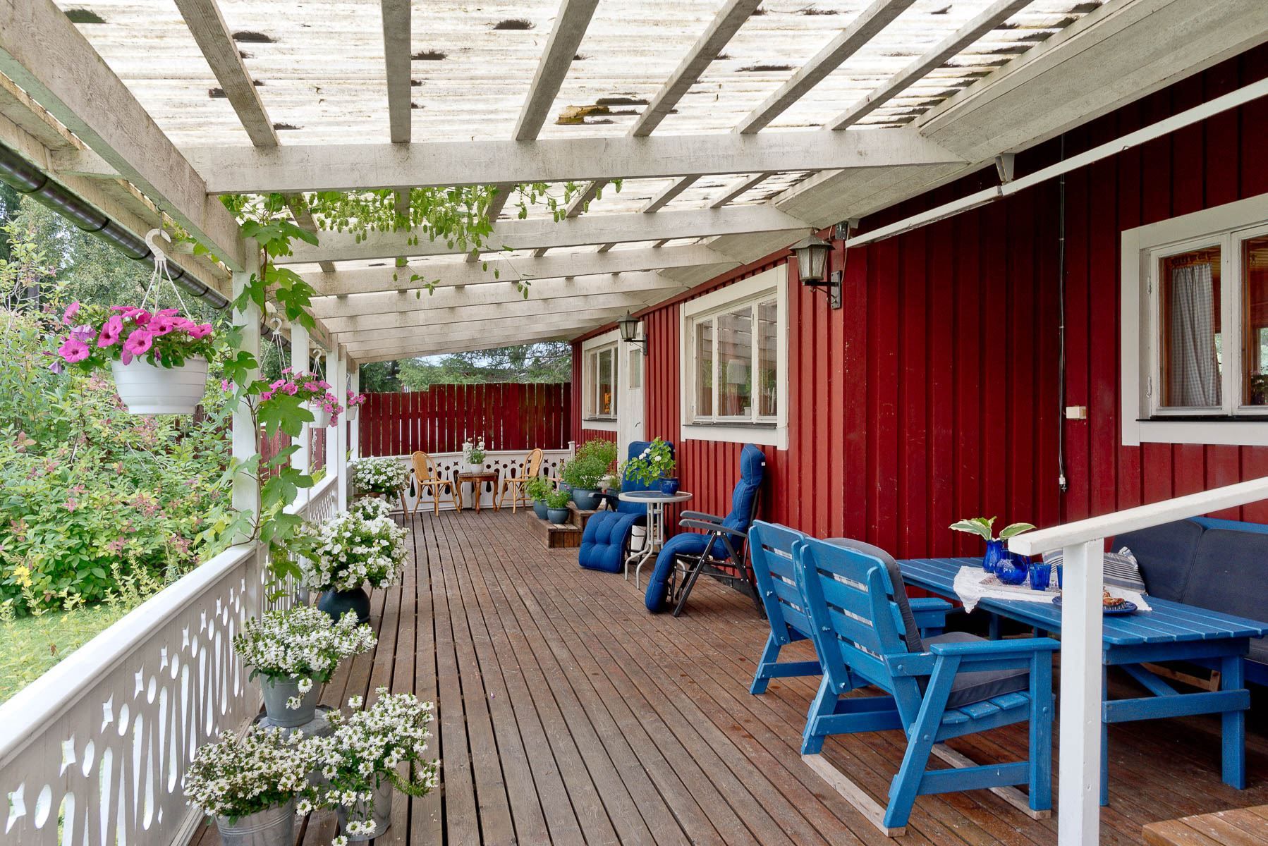 Altan utmed hela huset