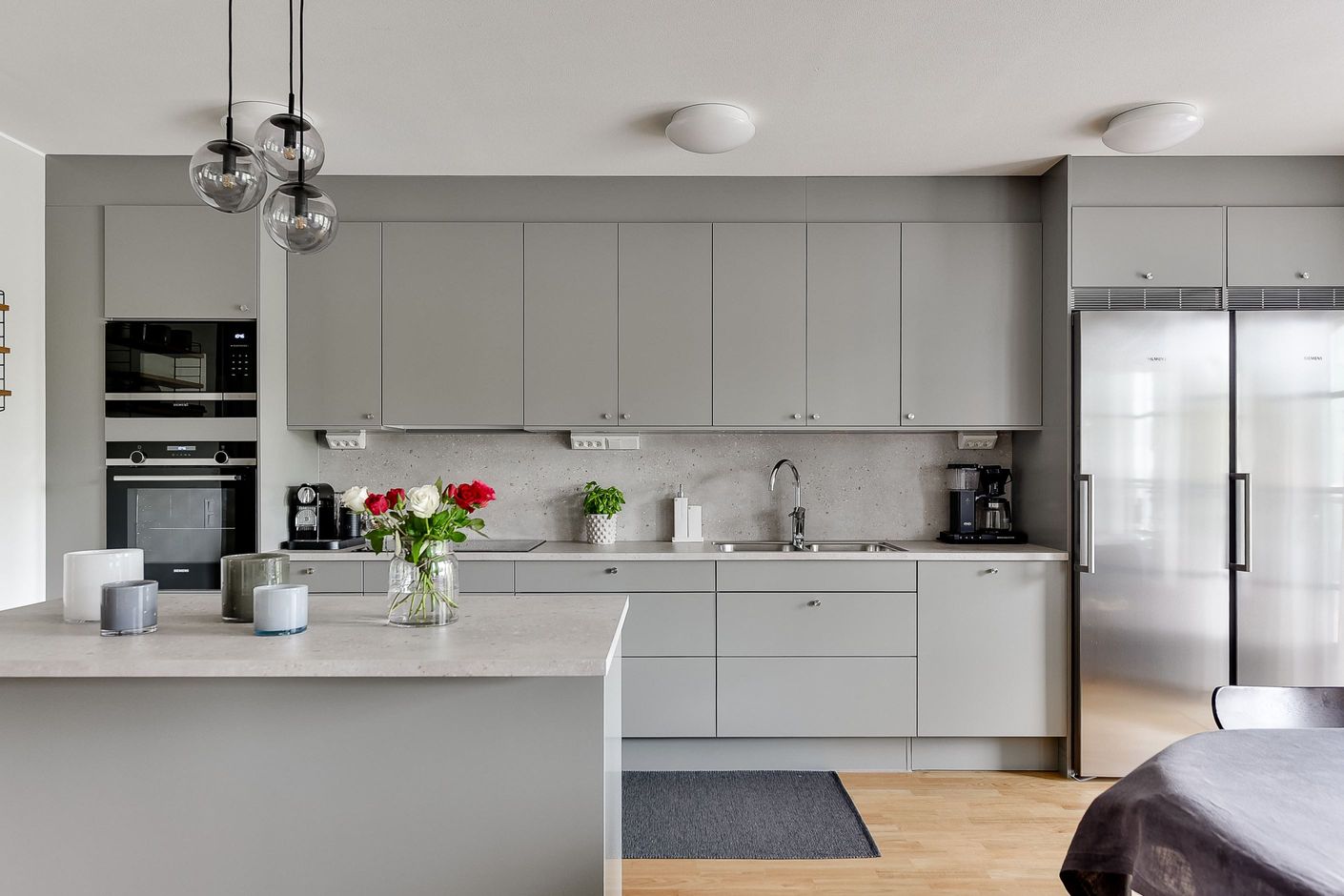 Kök med köksö och matplats