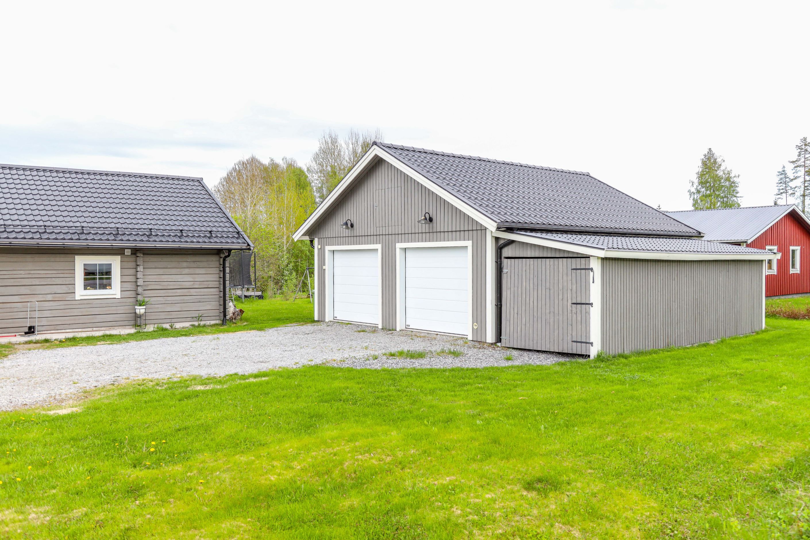 Dubbelt varmgarage med förrådsdel
