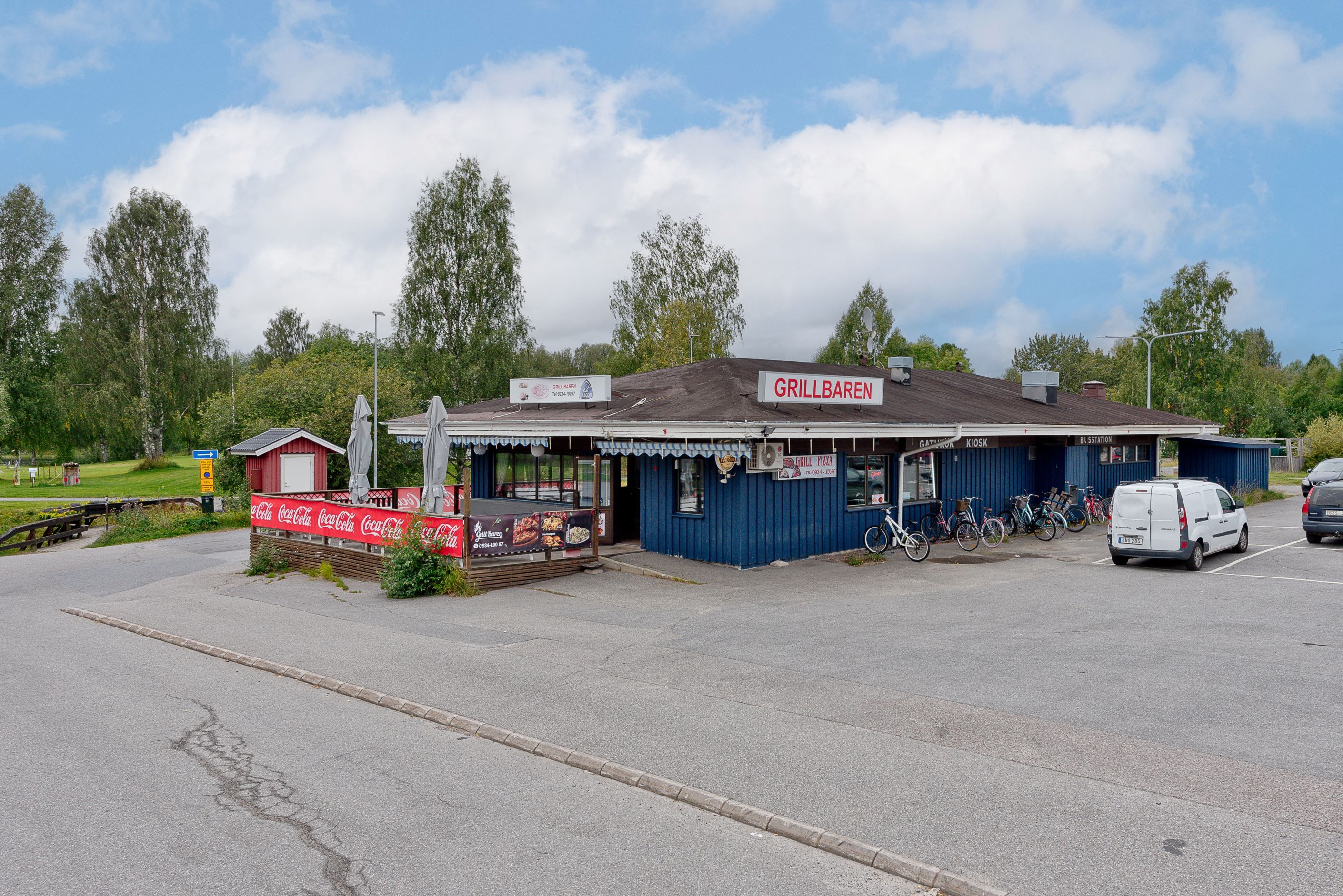 Grillbar i närheten och busstation