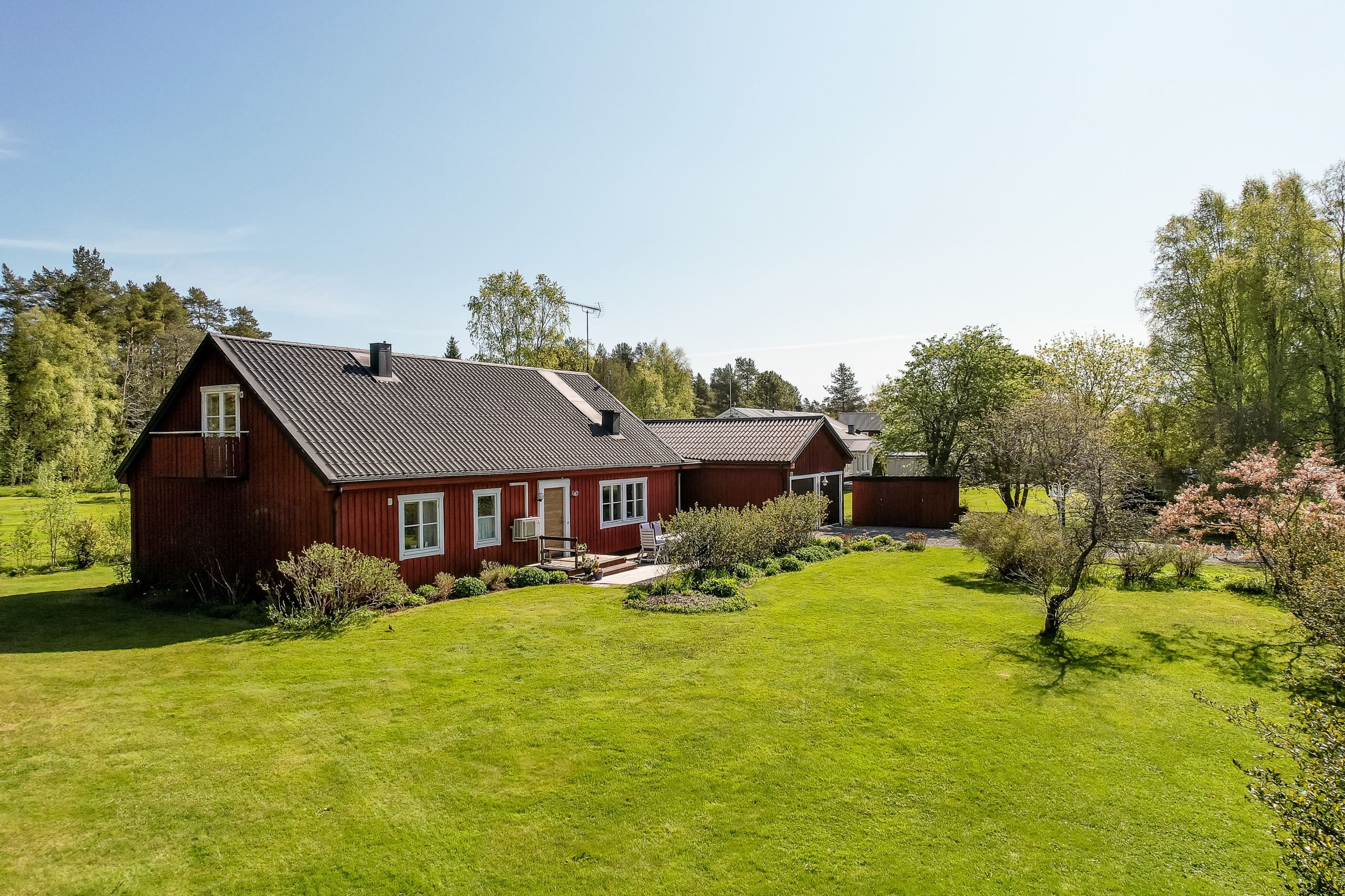 Entrésida med uteplats