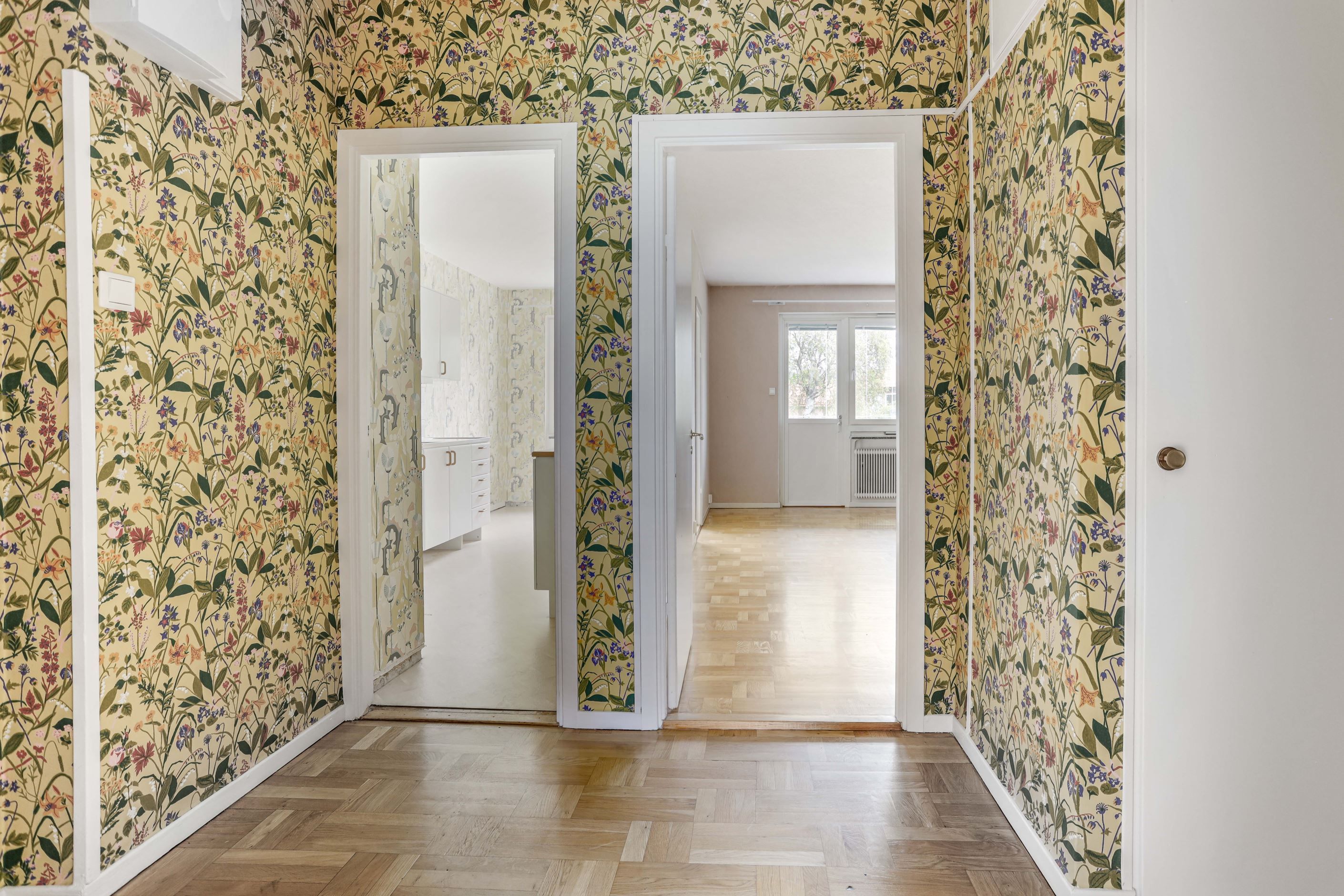 Hall mot Kök och Vardagsrum
