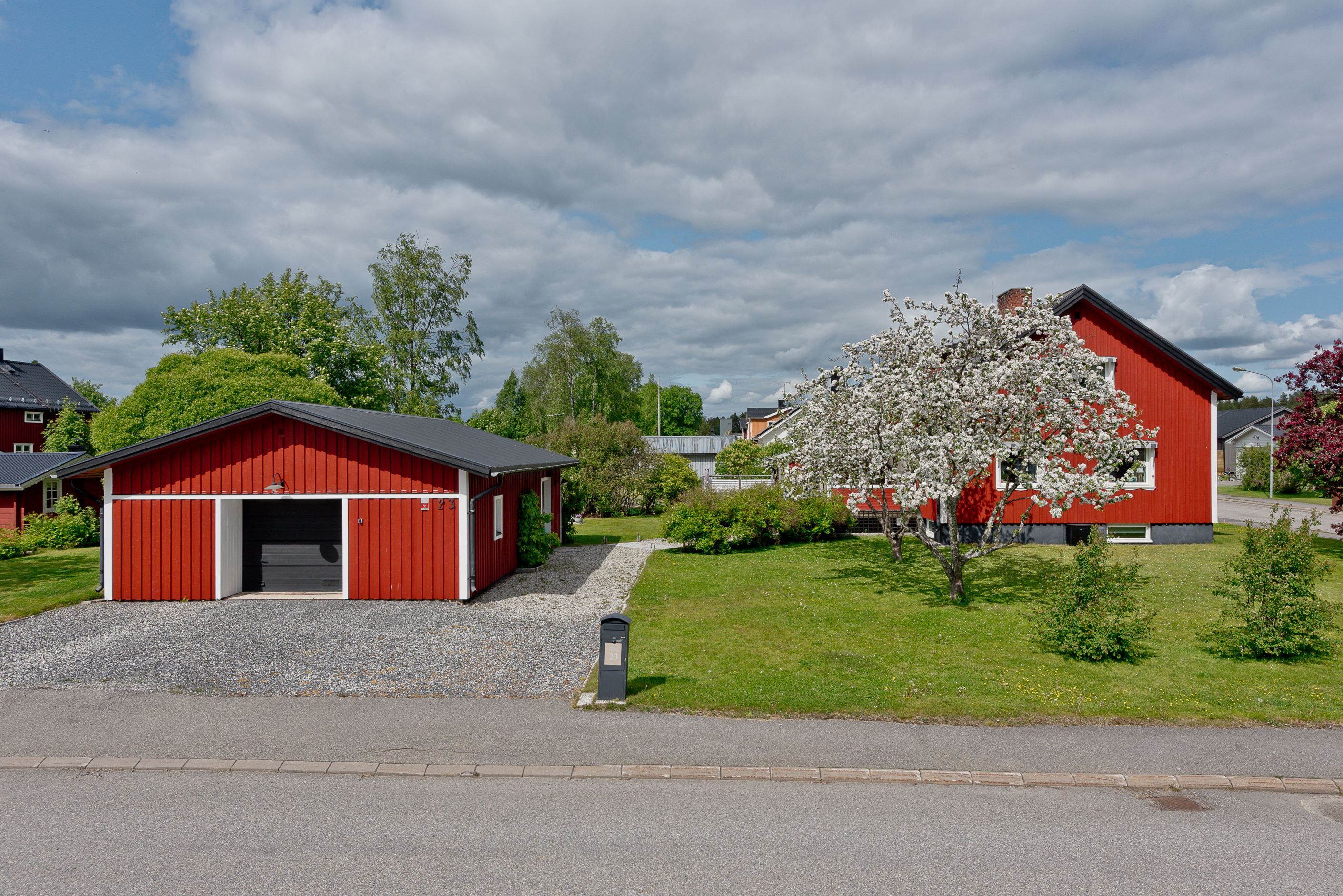 Uppfart och garage