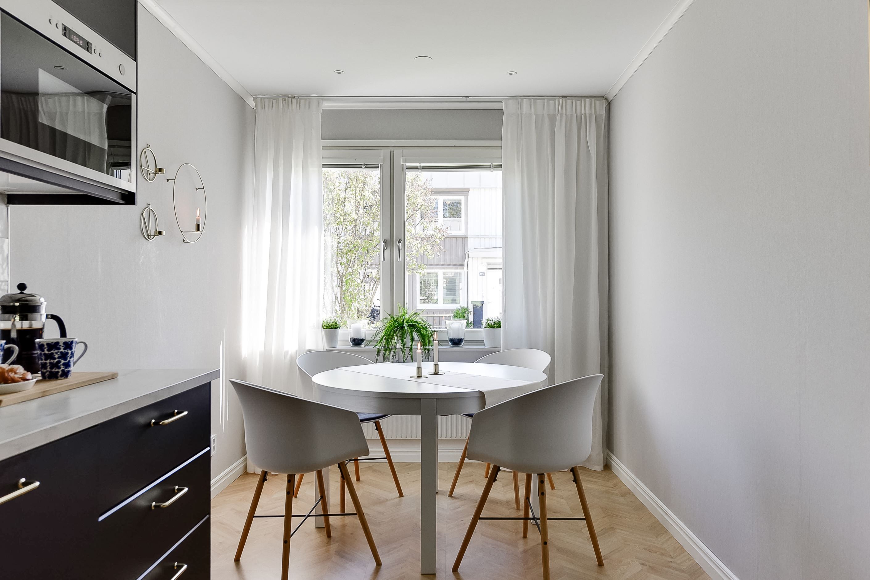Kök med köksö och matplats