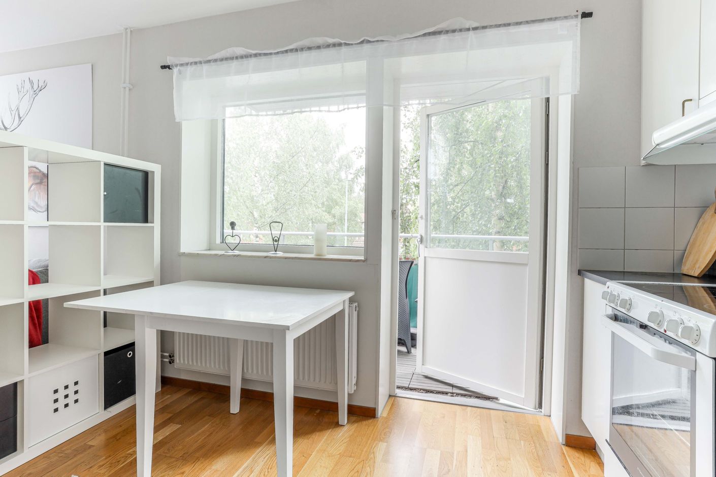 Matplats och utgång till balkong