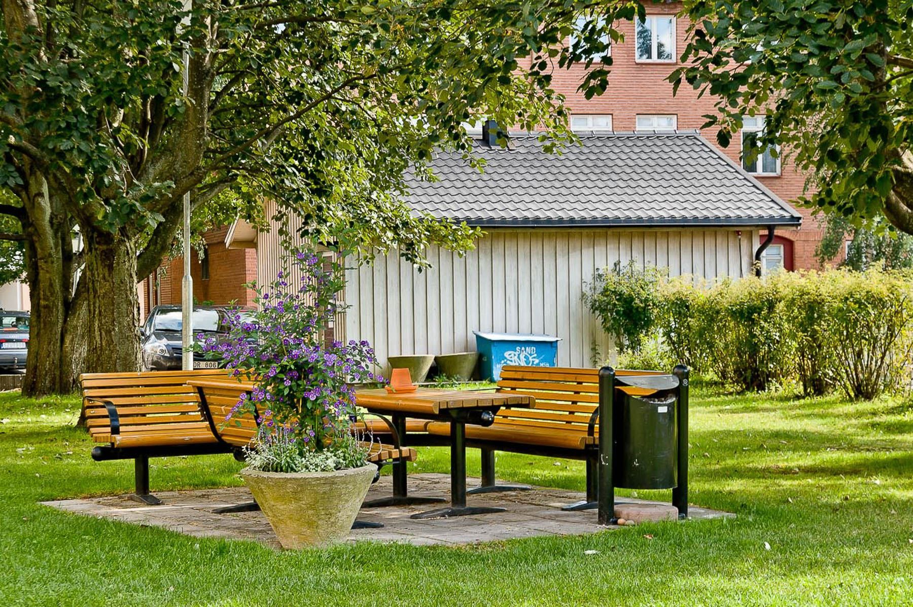 Innergård med sittgrupp