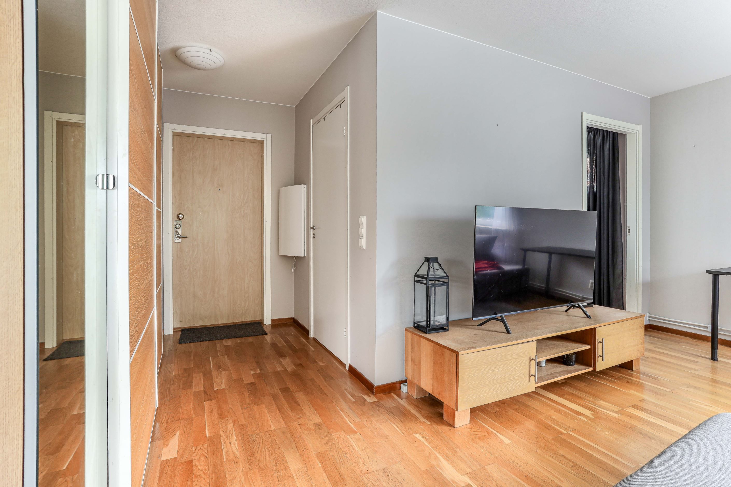Hall och del av vardagsrummet