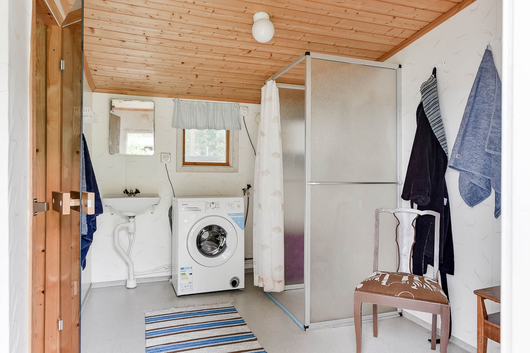 Badrum, tvätt i gårdshuset