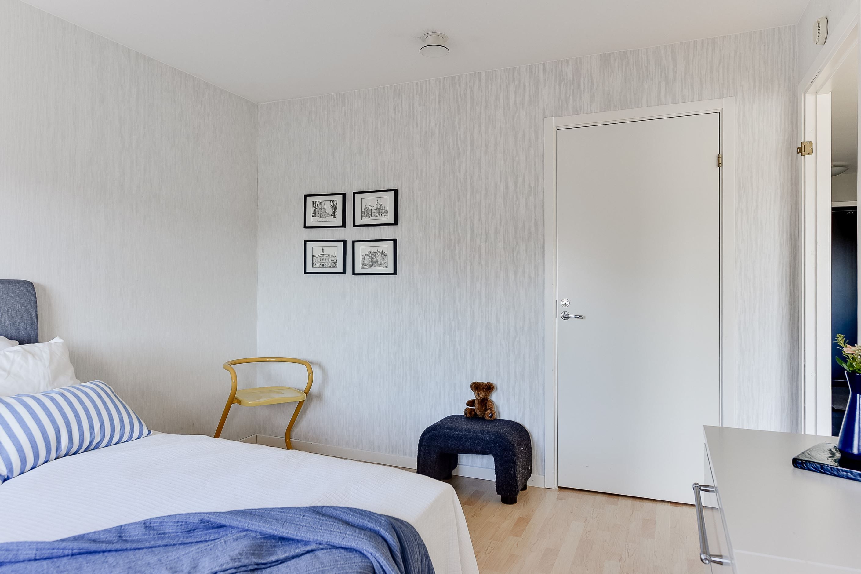 Sovrum med klädkammare