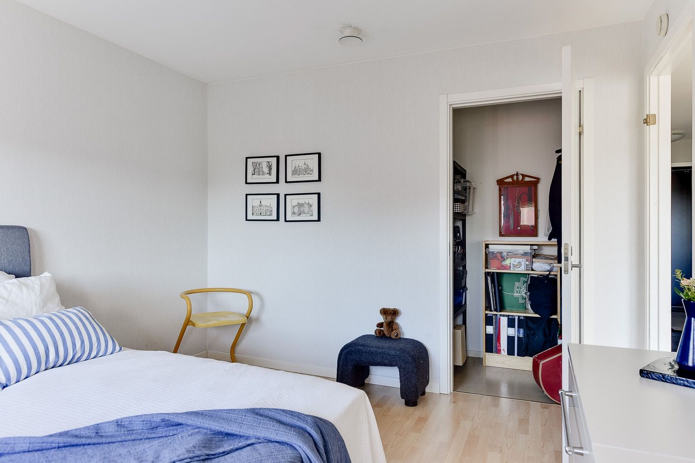 Sovrum med klädkammare