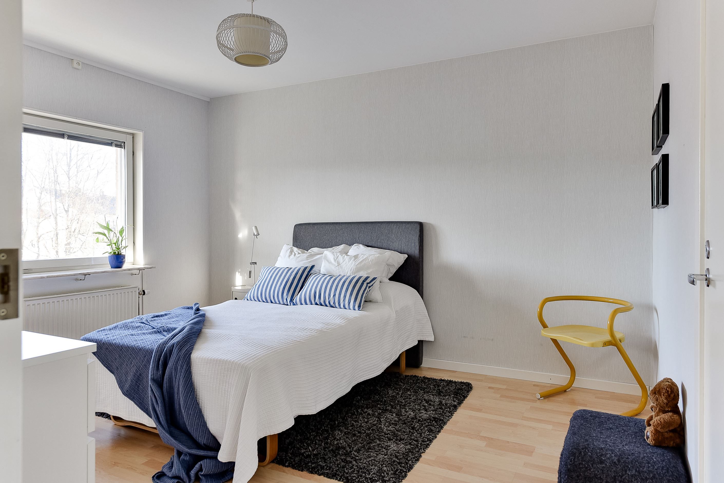 Sovrum med klädkammare