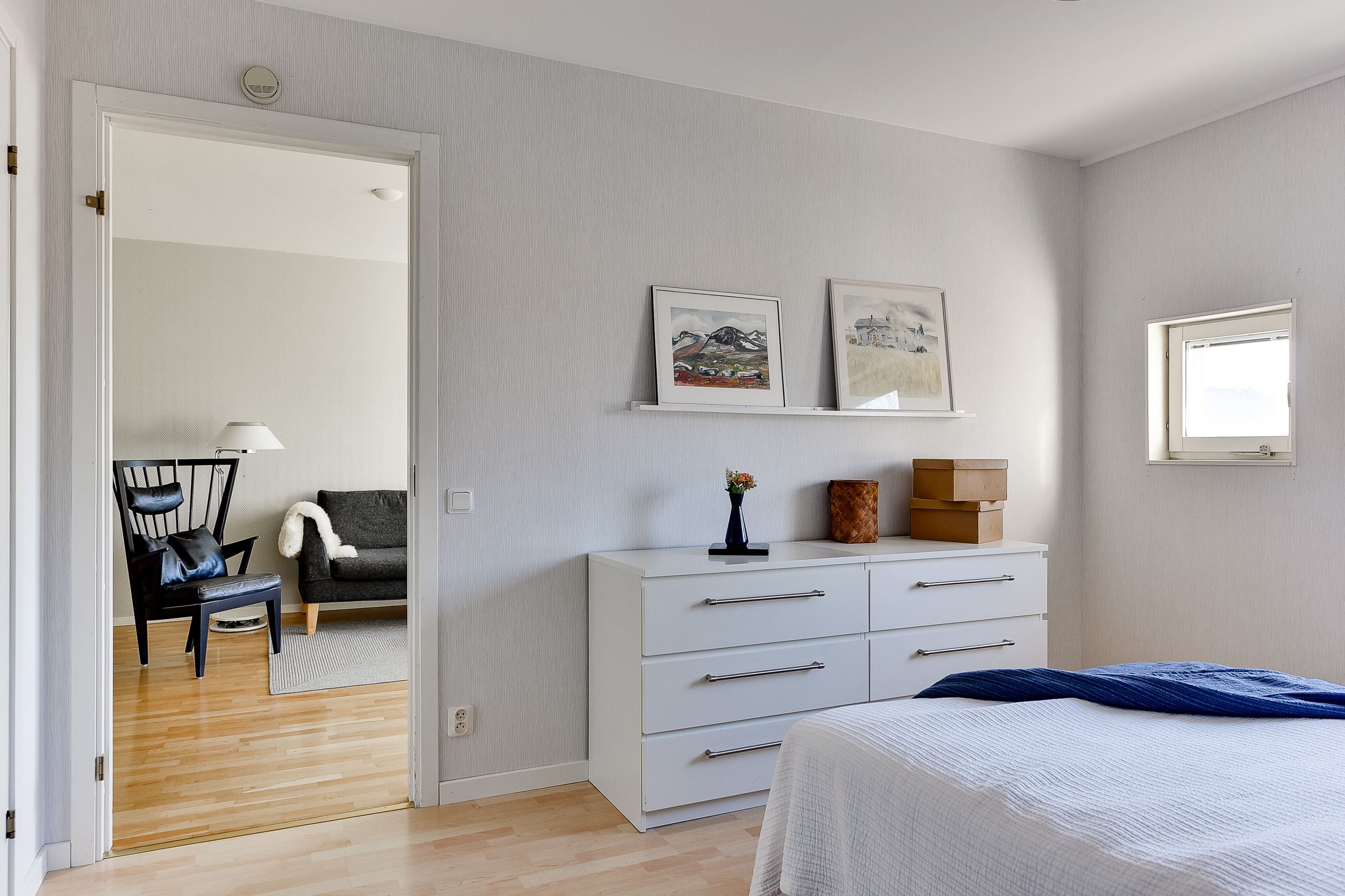 Sovrum med klädkammare