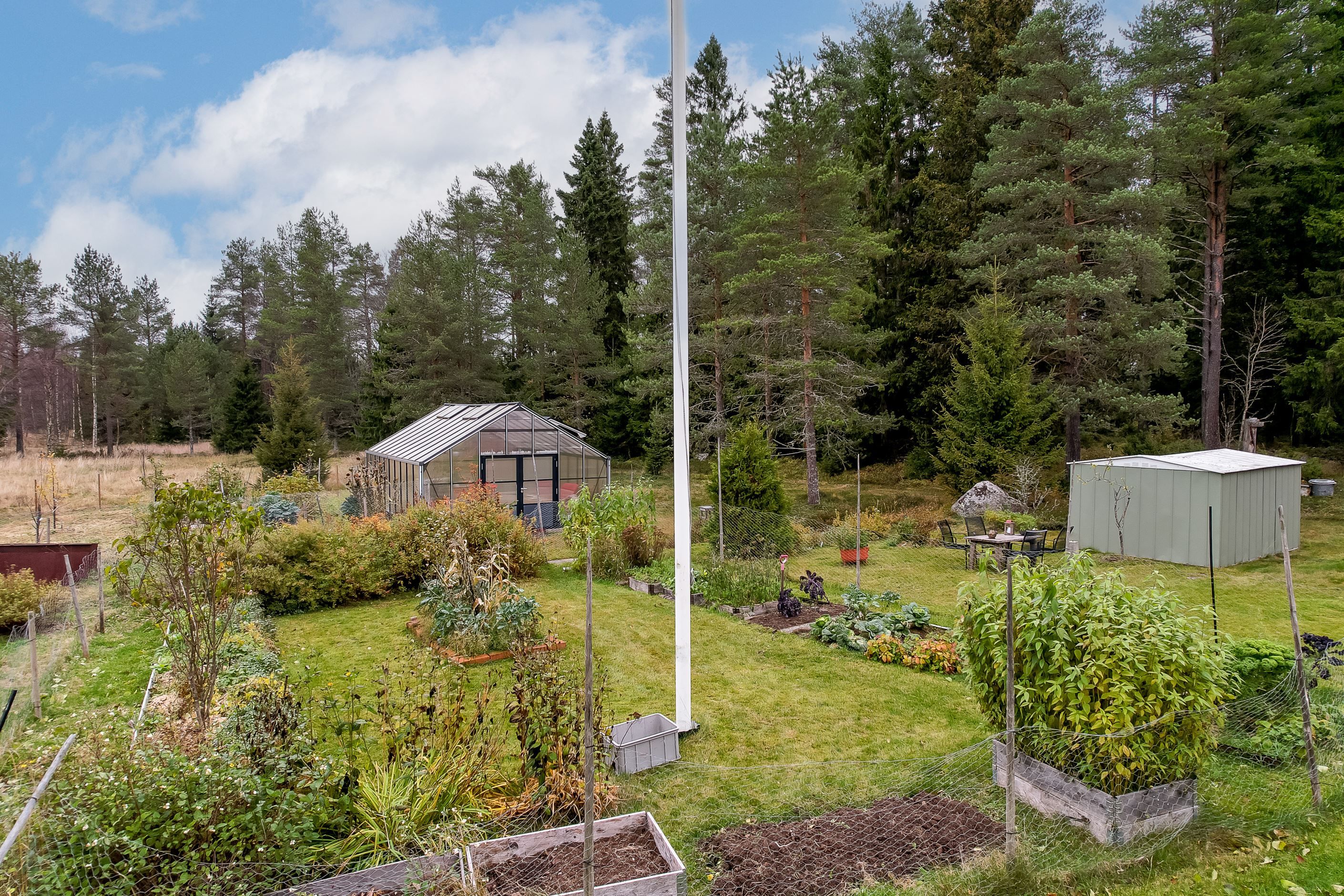 Härlig trädgård med Växthus