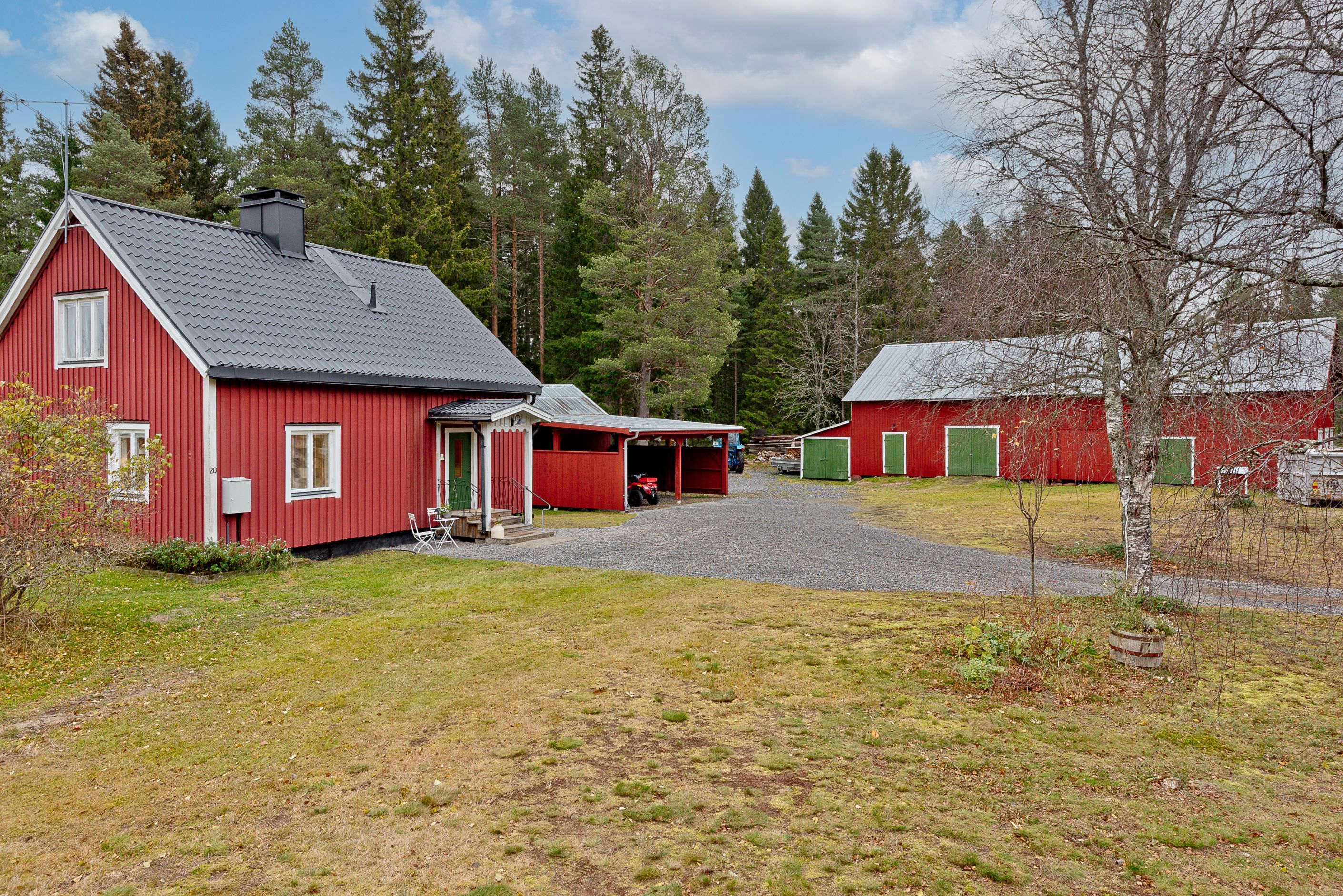 Bostadshus och Ladugård