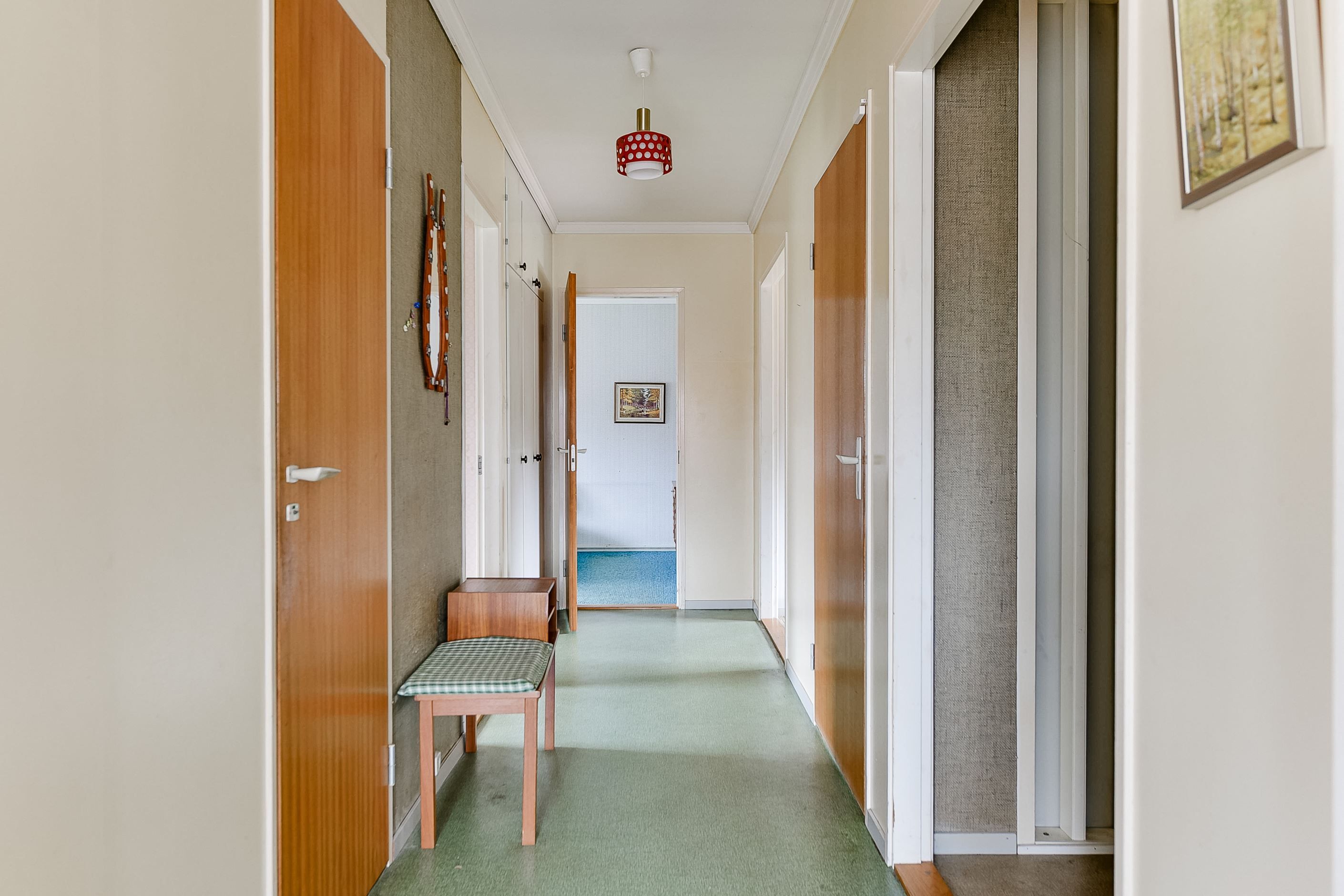 Hall mot Sovrum och Kök