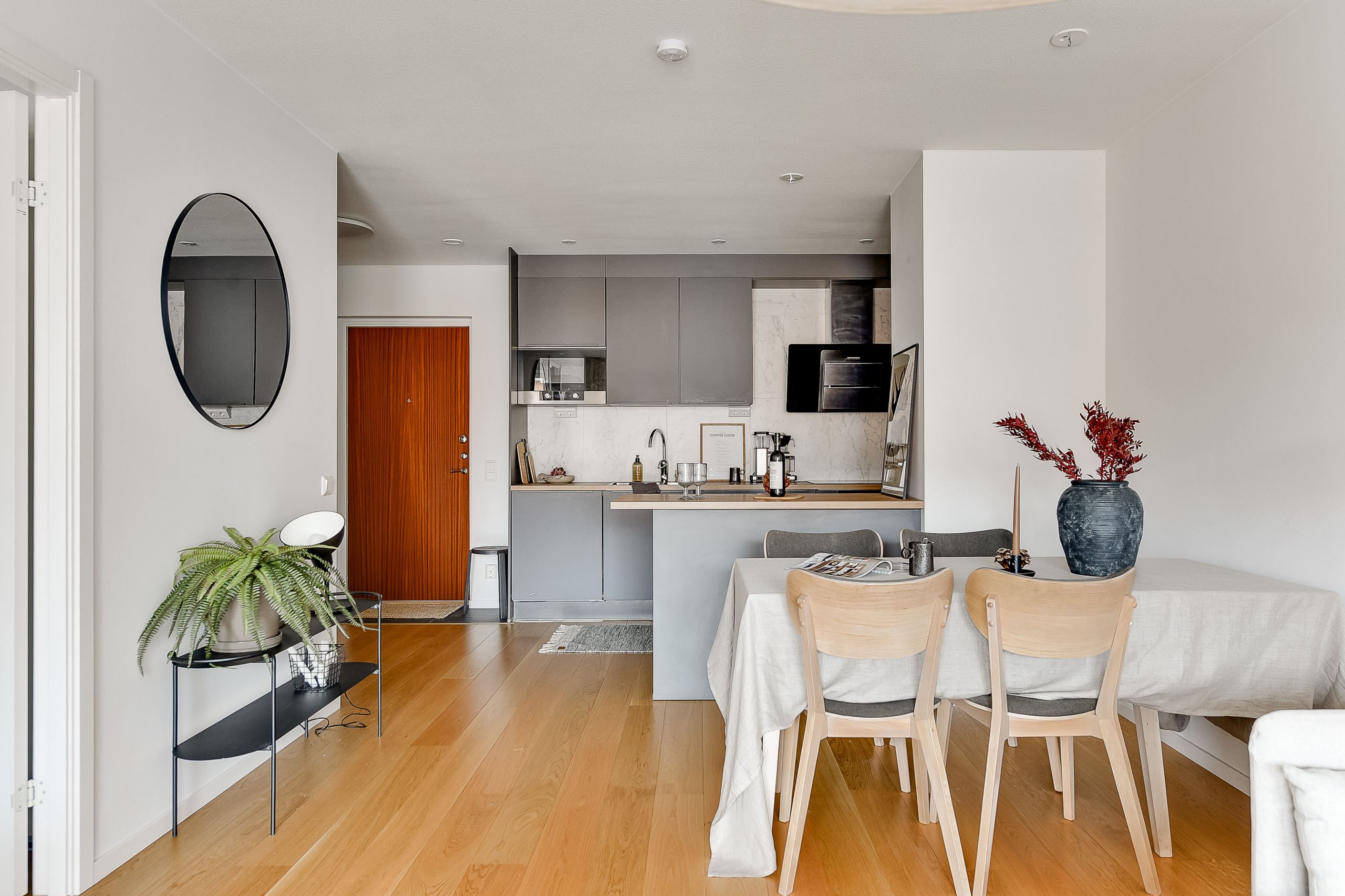 Kök med köksö och matplats