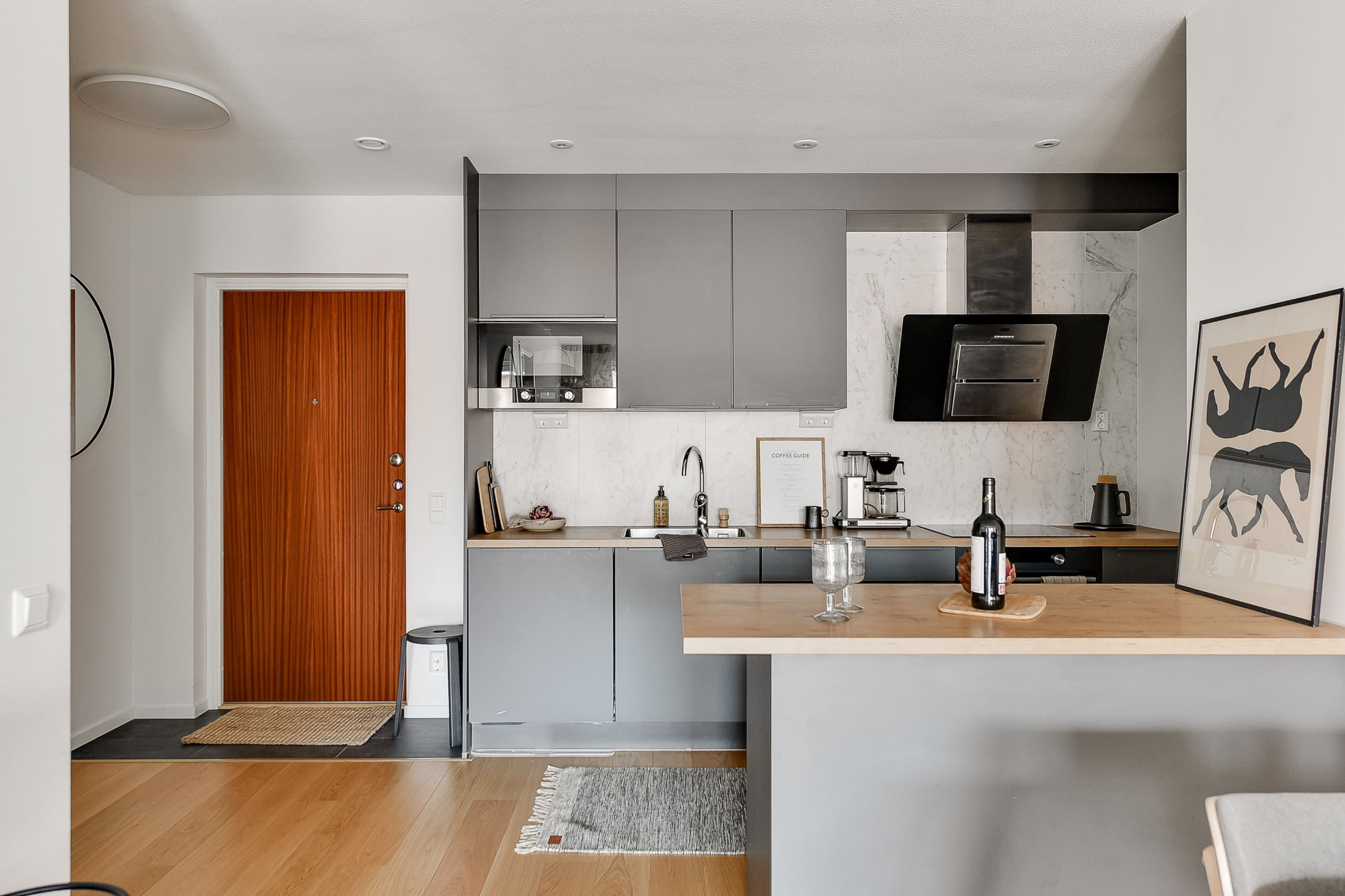 Kök med köksö och matplats