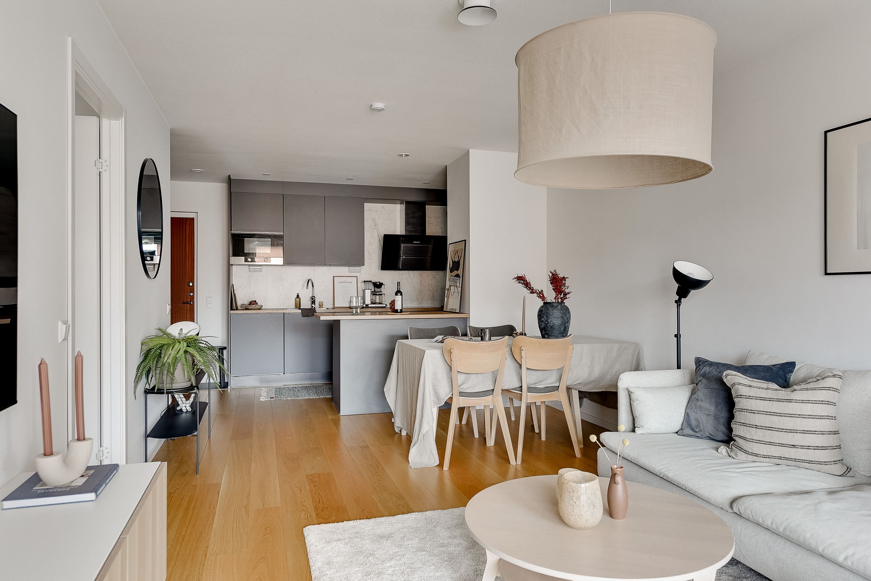 Kök med köksö och matplats