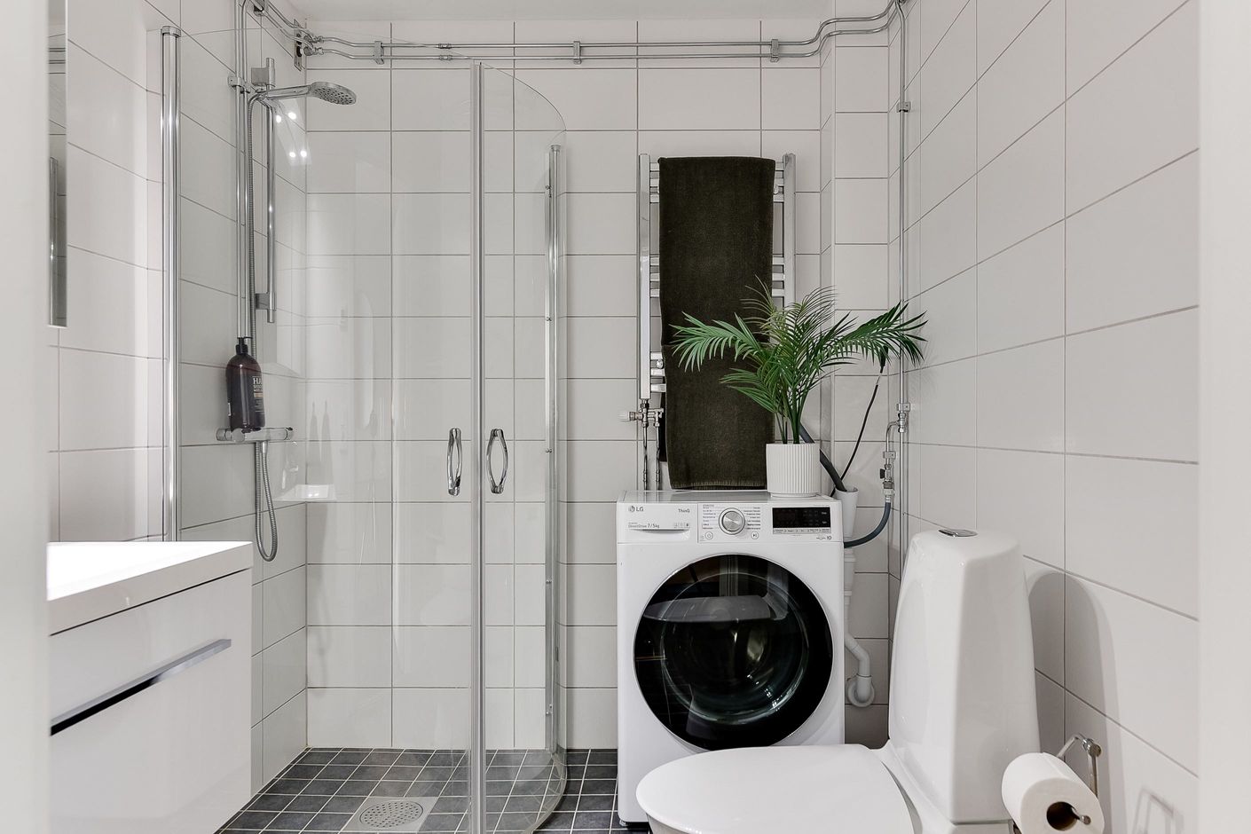 Duschrum med kombinerad tvättmaskin
