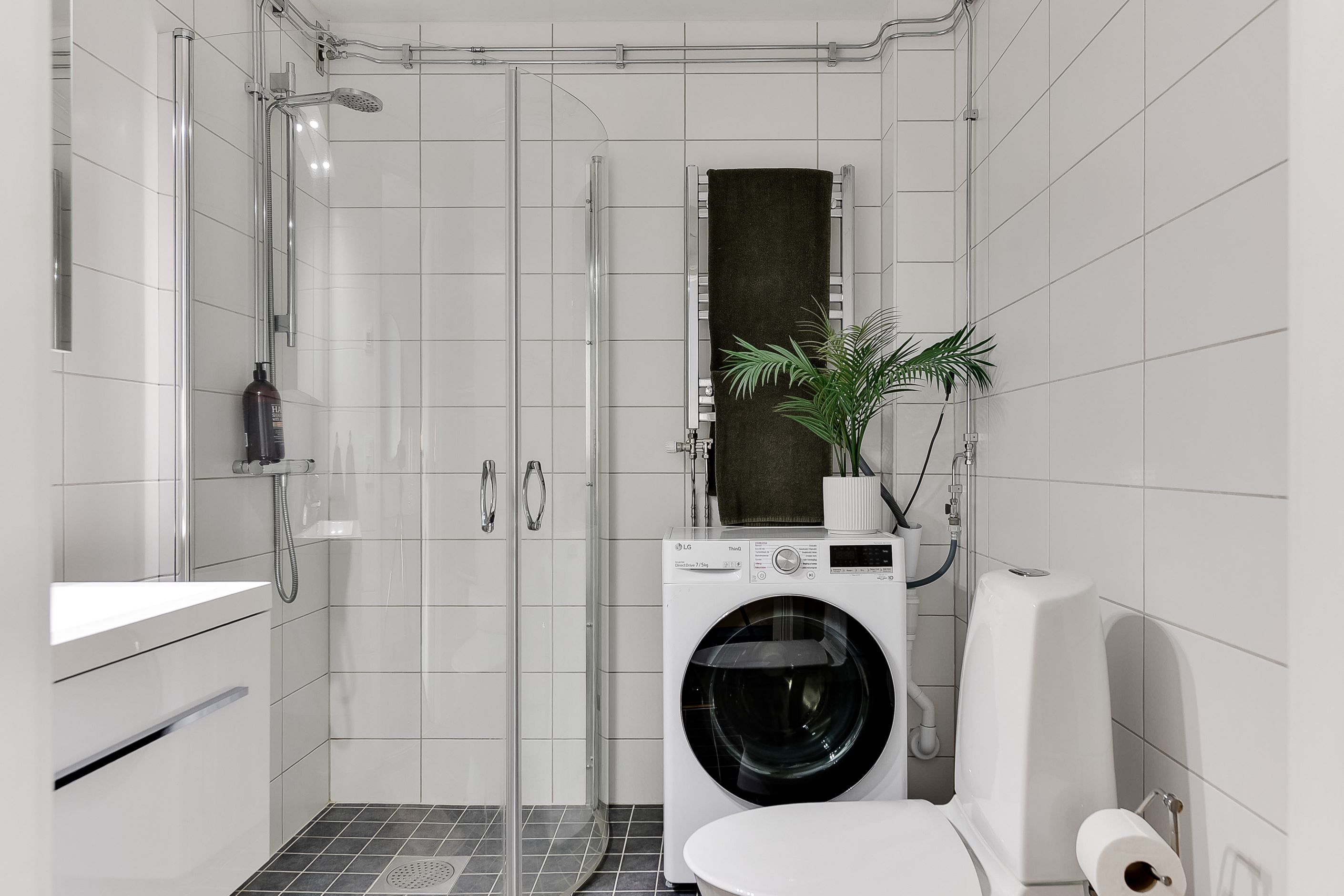 Duschrum med kombinerad tvättmaskin