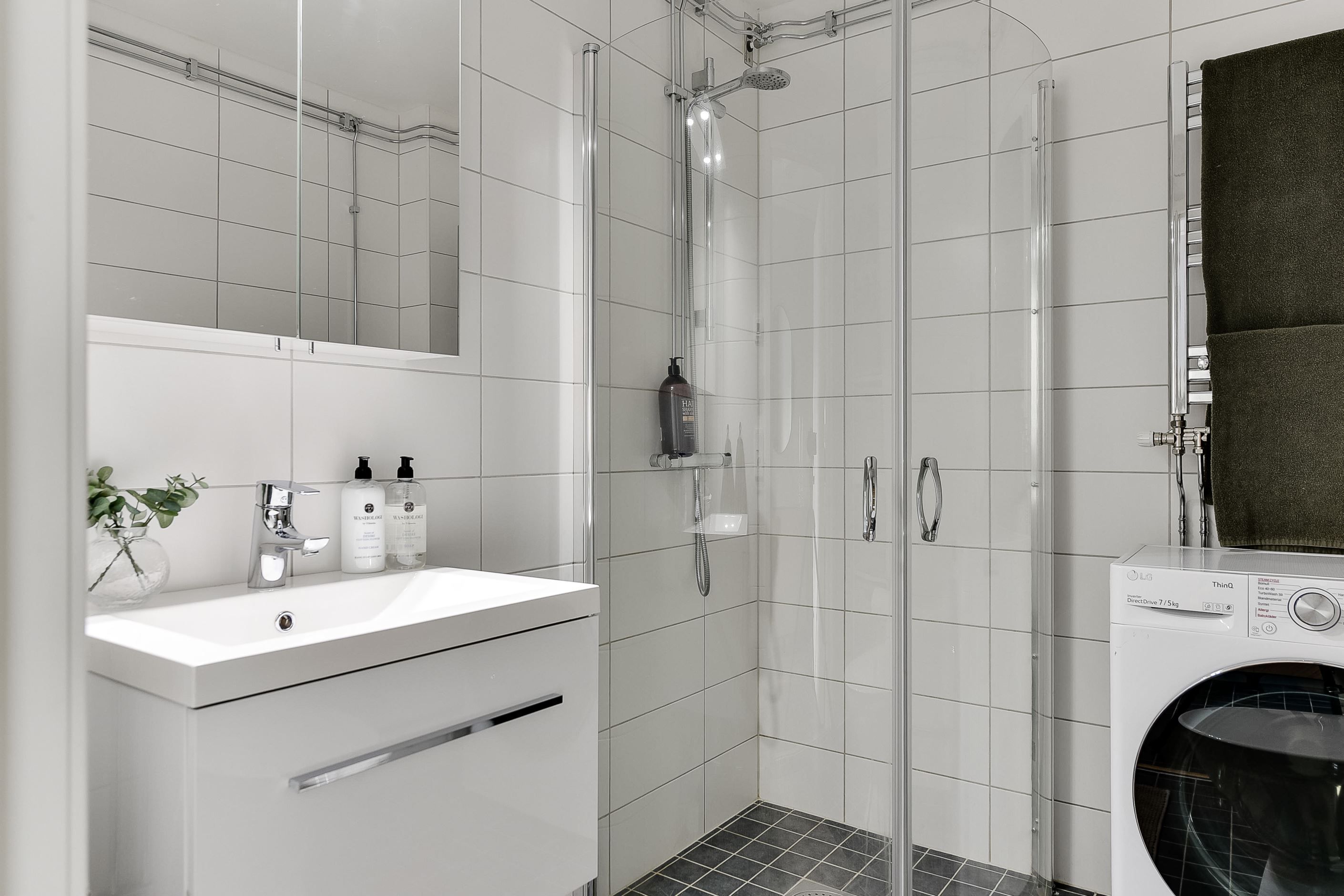 Duschrum med kombinerad tvättmaskin