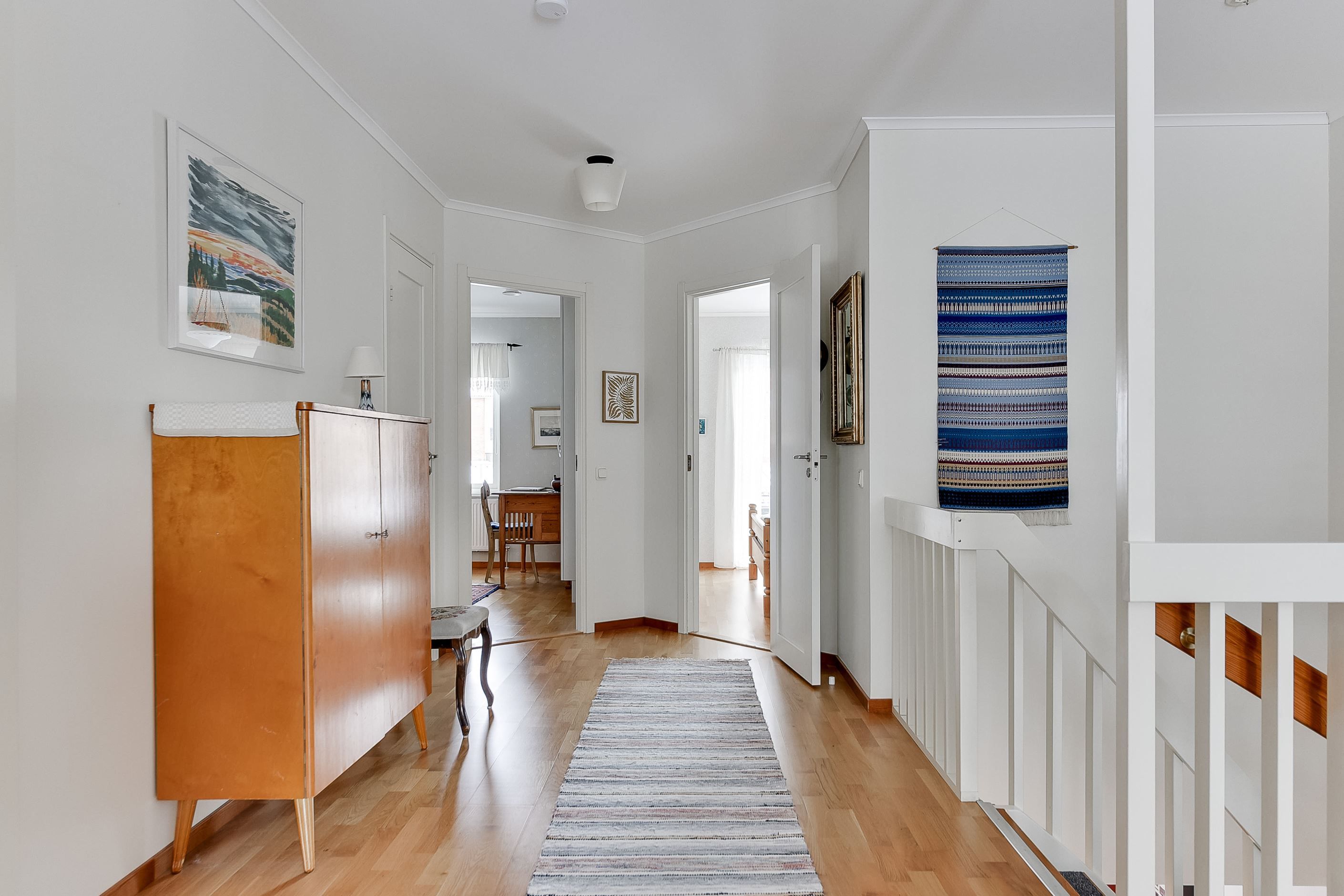 Hall mot sovrum 2 och sovrum 3 - övervåning