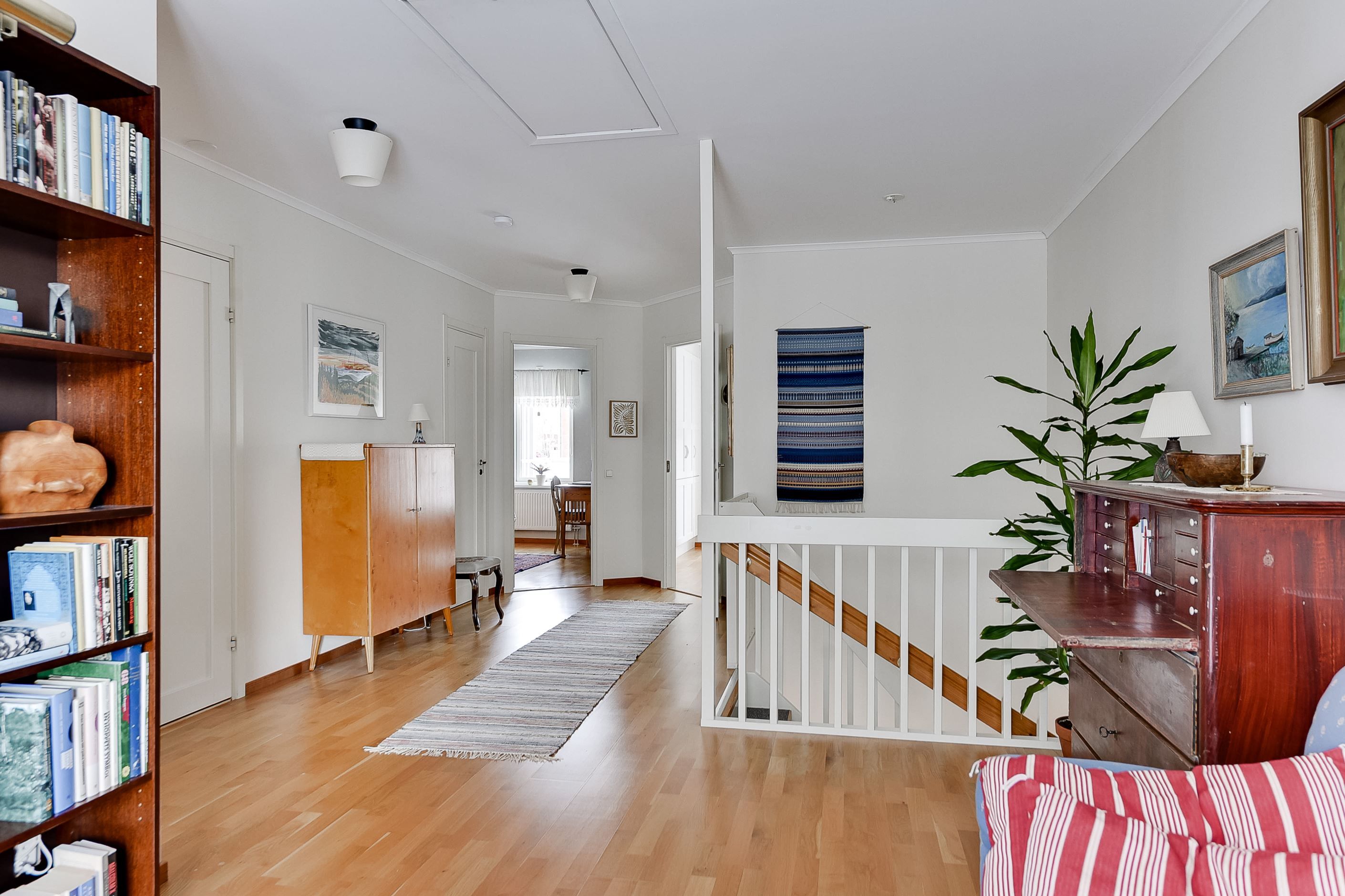 Hall mot sovrum 2 och sovrum 3 - övervåning