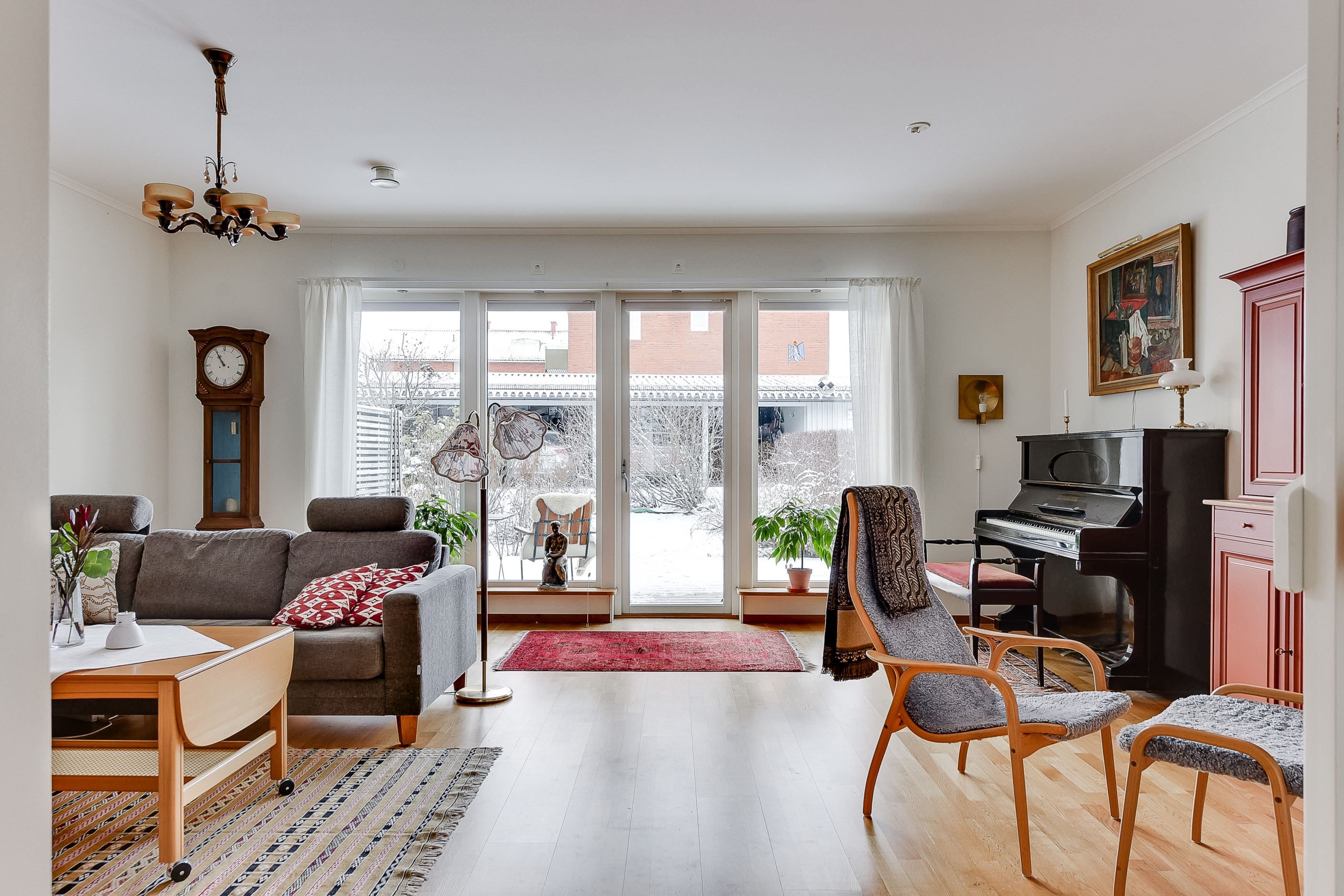 Vardagsrum med utgång till uteplats