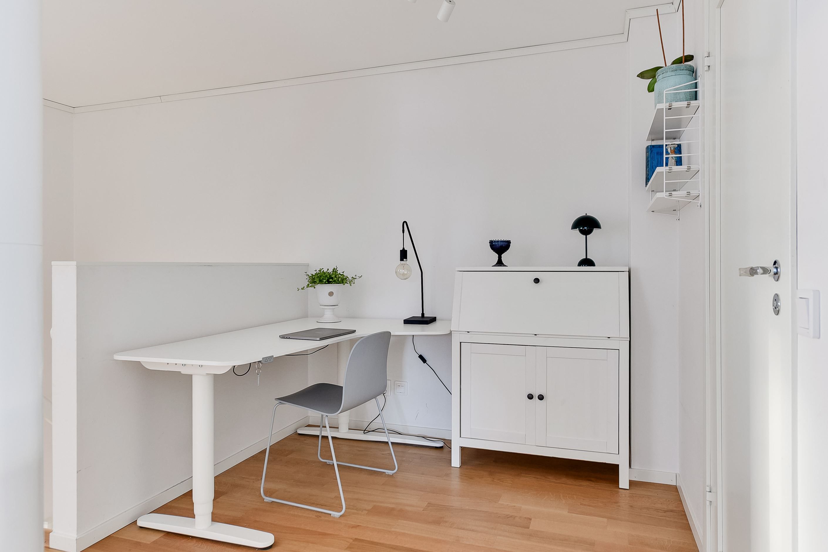 Övre plan - kontorsdel / läshörna.