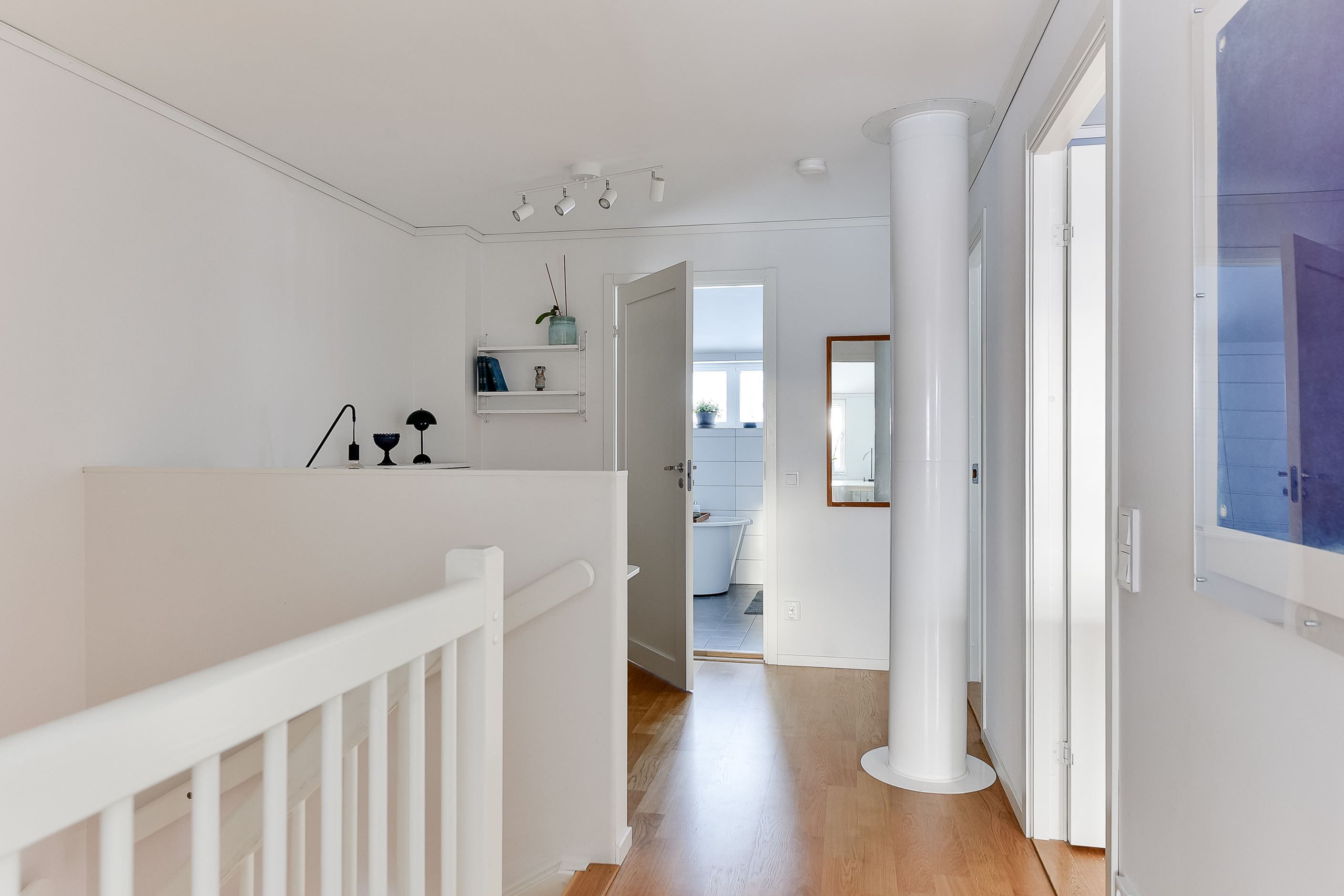 Övre plan mot sovrum 3 & badrum