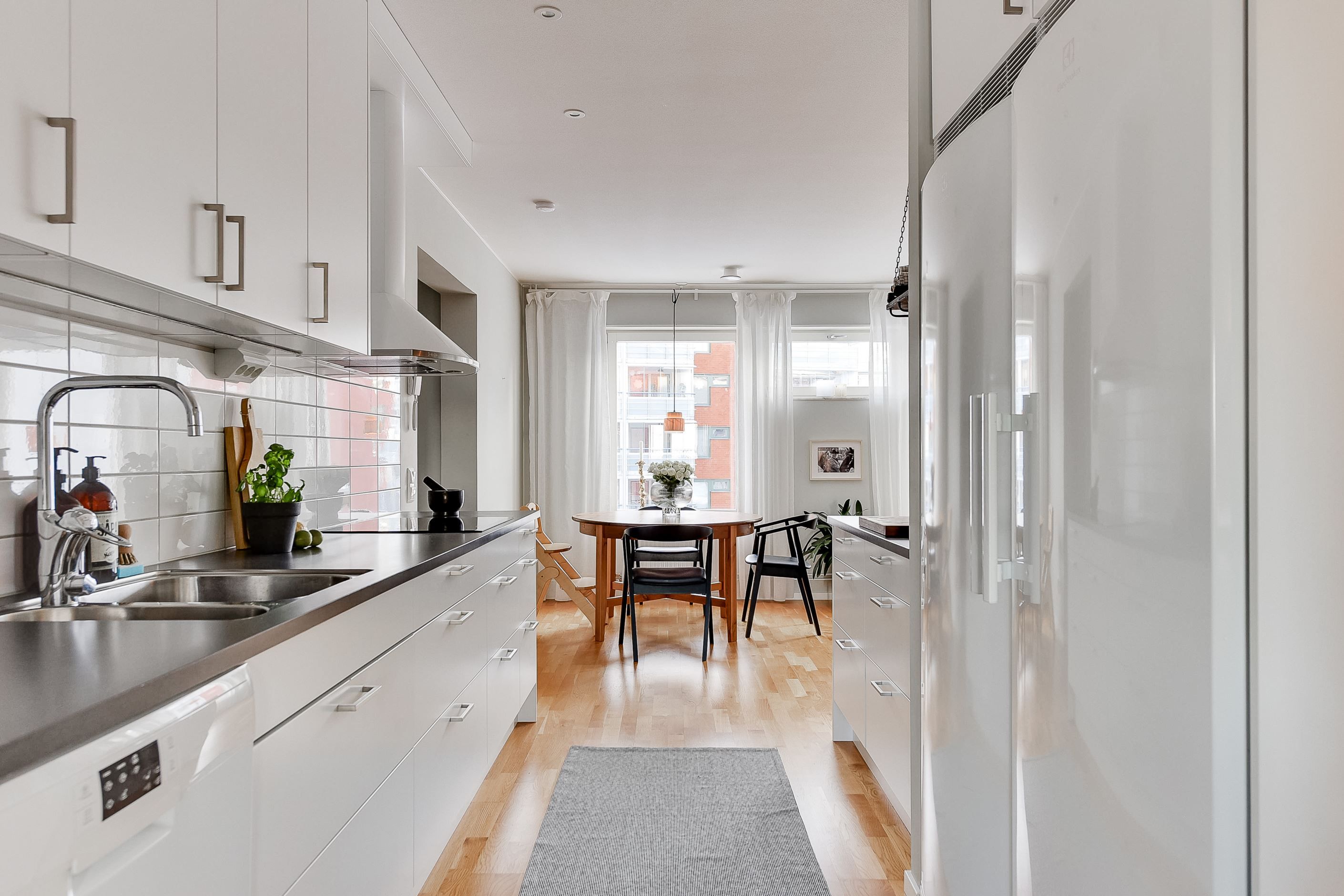 Kök med köksö och bardisk