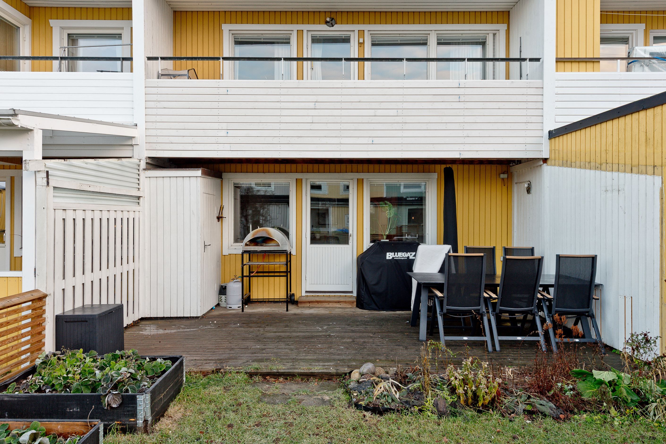 Uteplats - baksida (väst)