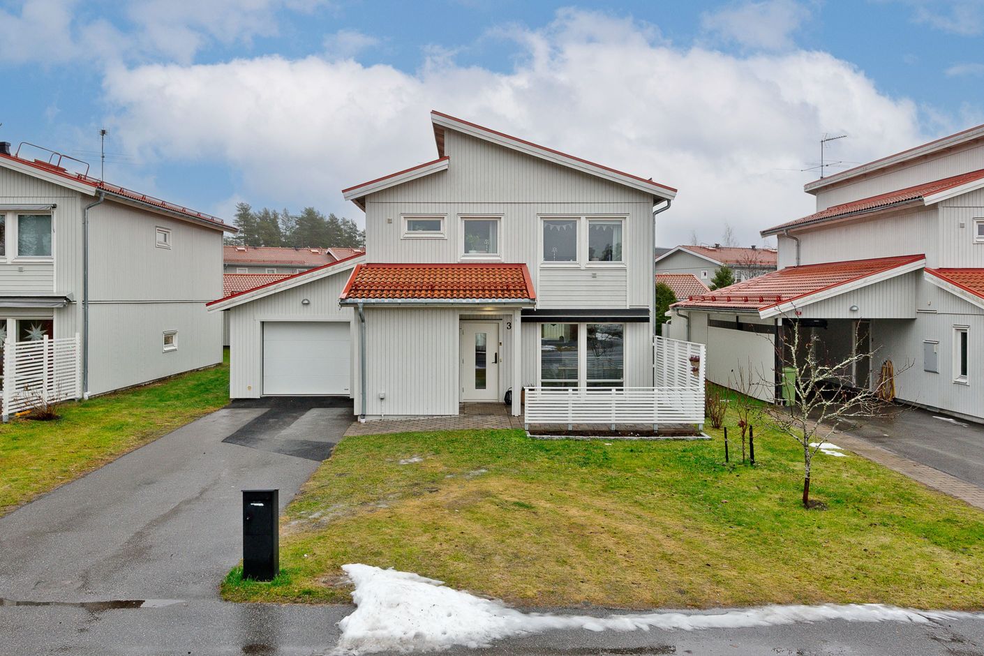 Entrésida med altan