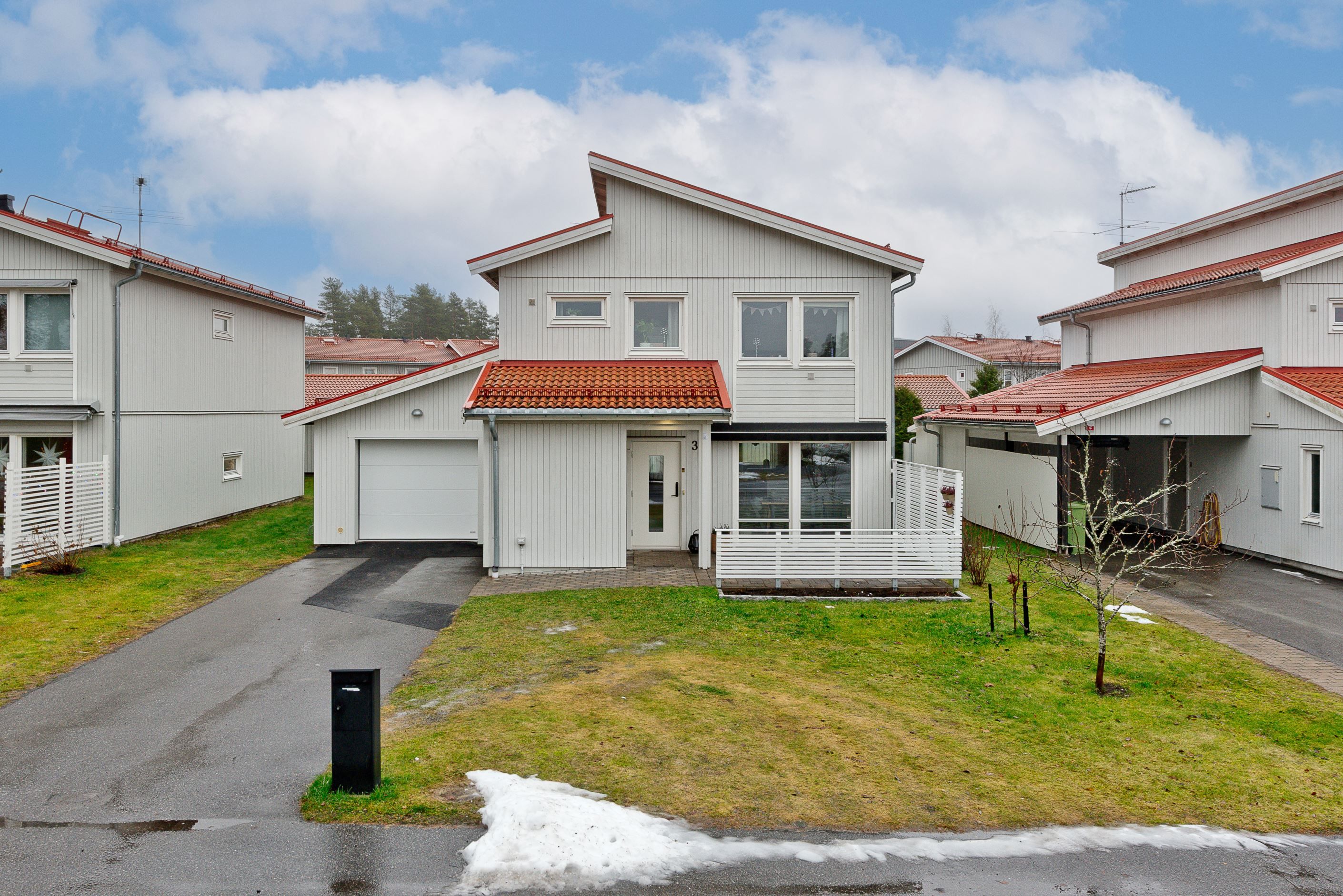 Entrésida med altan