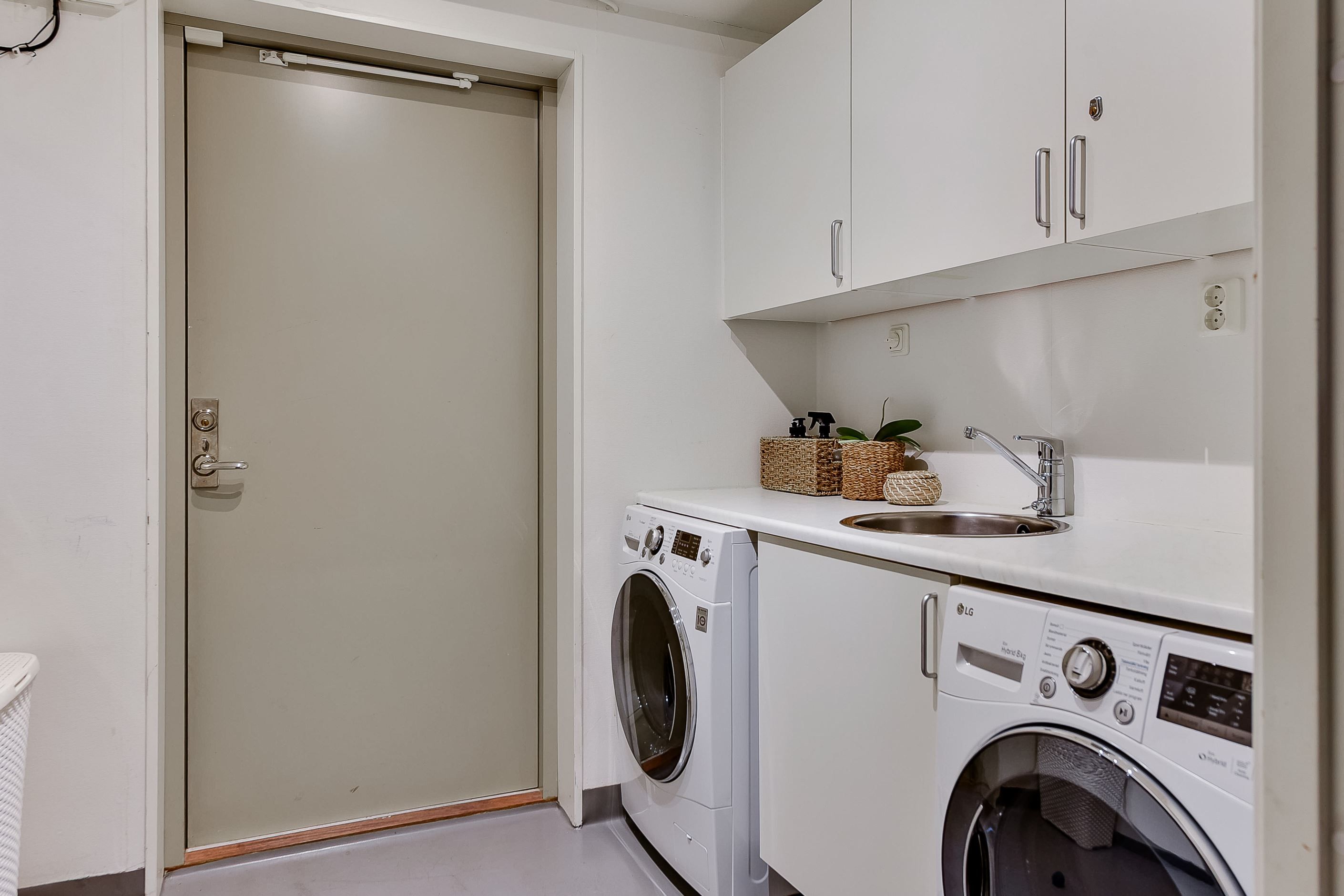 Tvättstuga med dörr till garaget