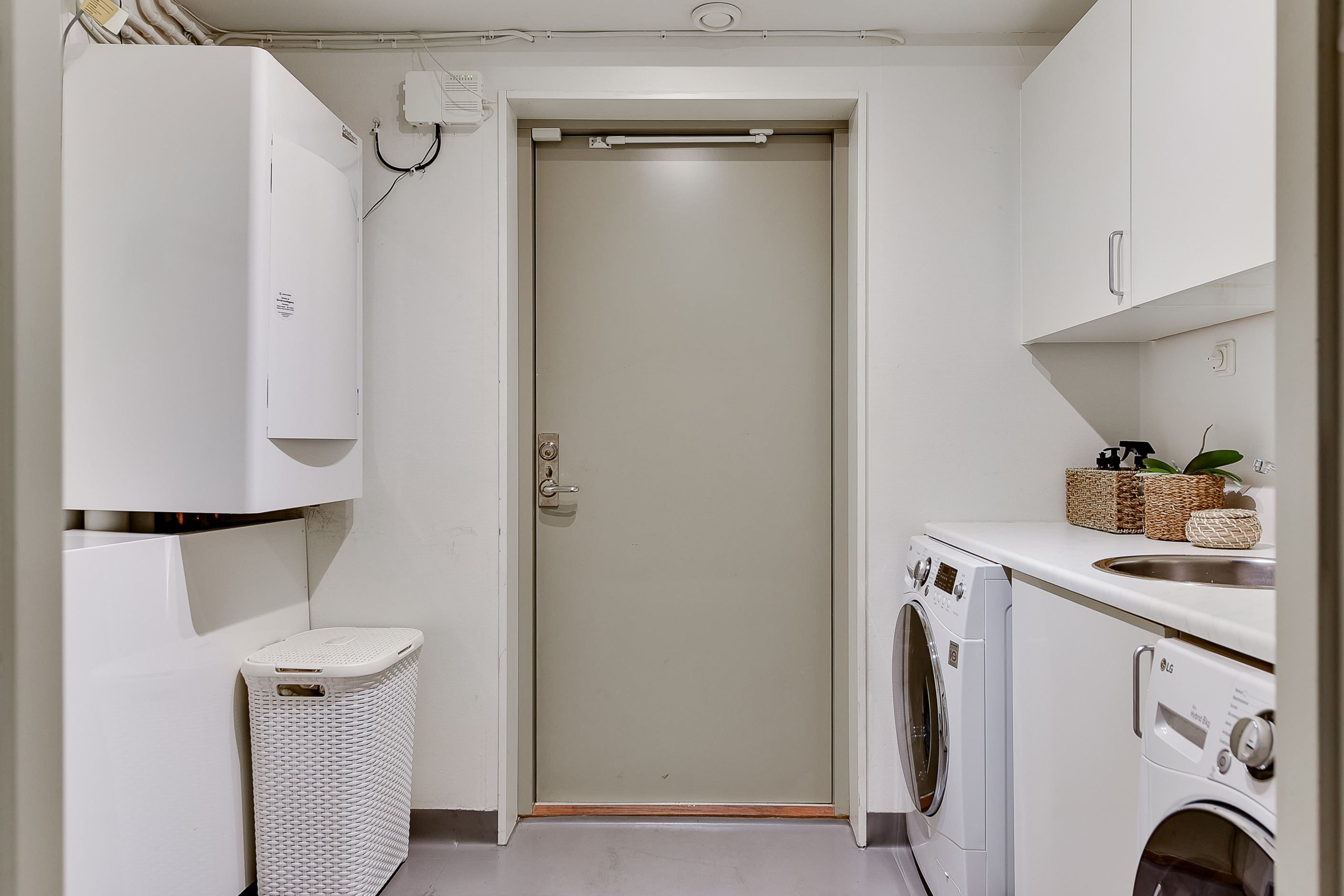 Tvättstuga med dörr till garaget