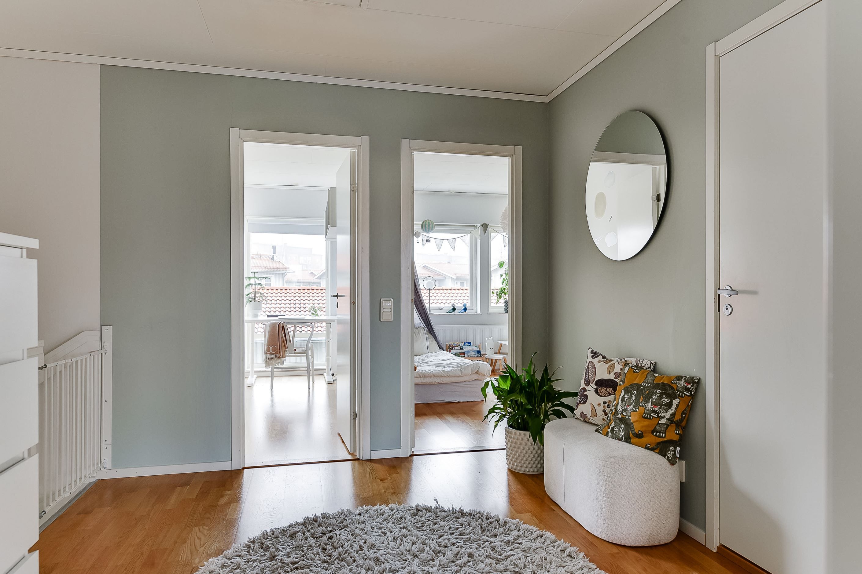 Hall mot Sovrum 1 och Sovrum 2 - övervåning