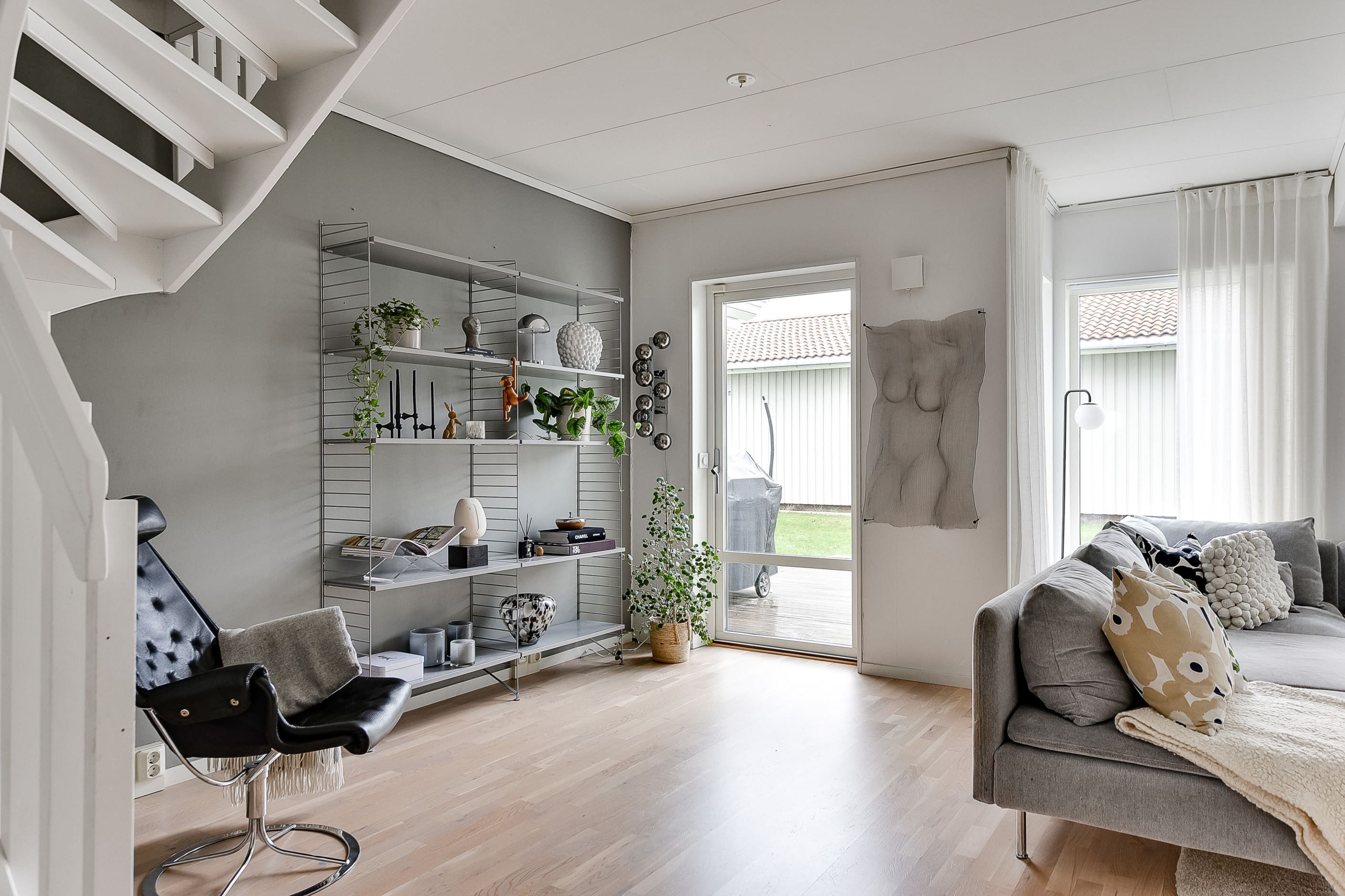 Vardagsrum med utgång till altan