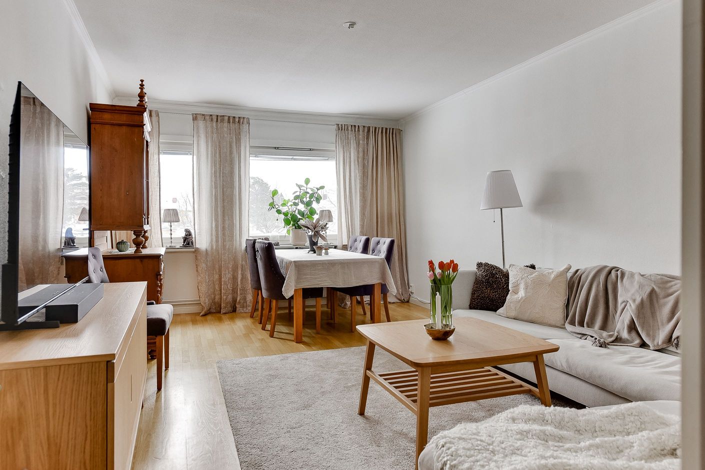 Vardagsrum med salongsdel