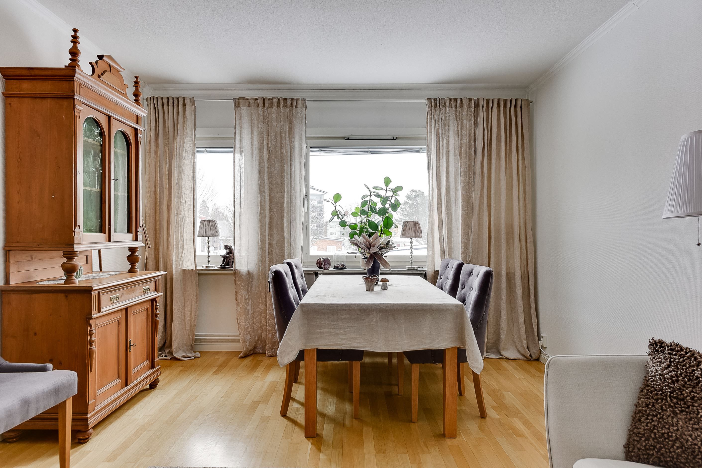 Vardagsrum med salongsdel